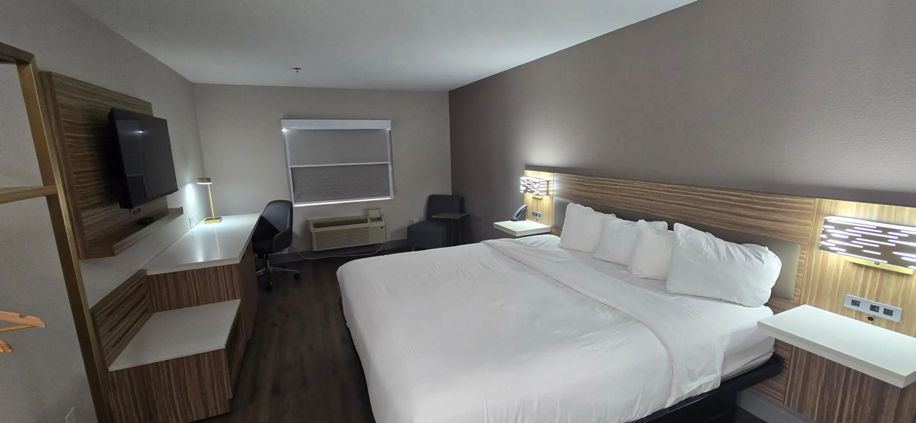 Bedroom, Bed in Baymont Inn & Suites San Marcos