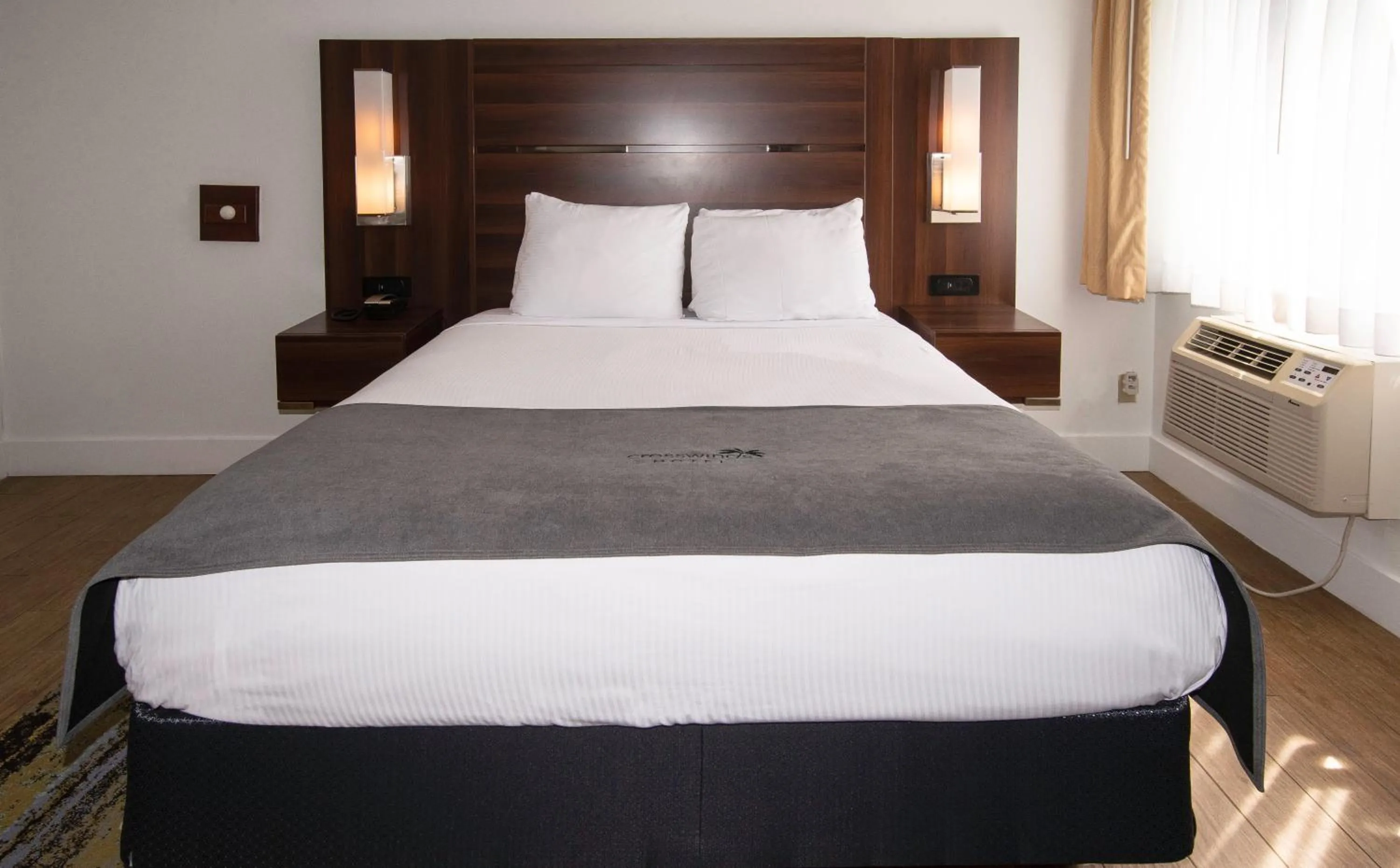 Queen Room in Crosswinds Motel