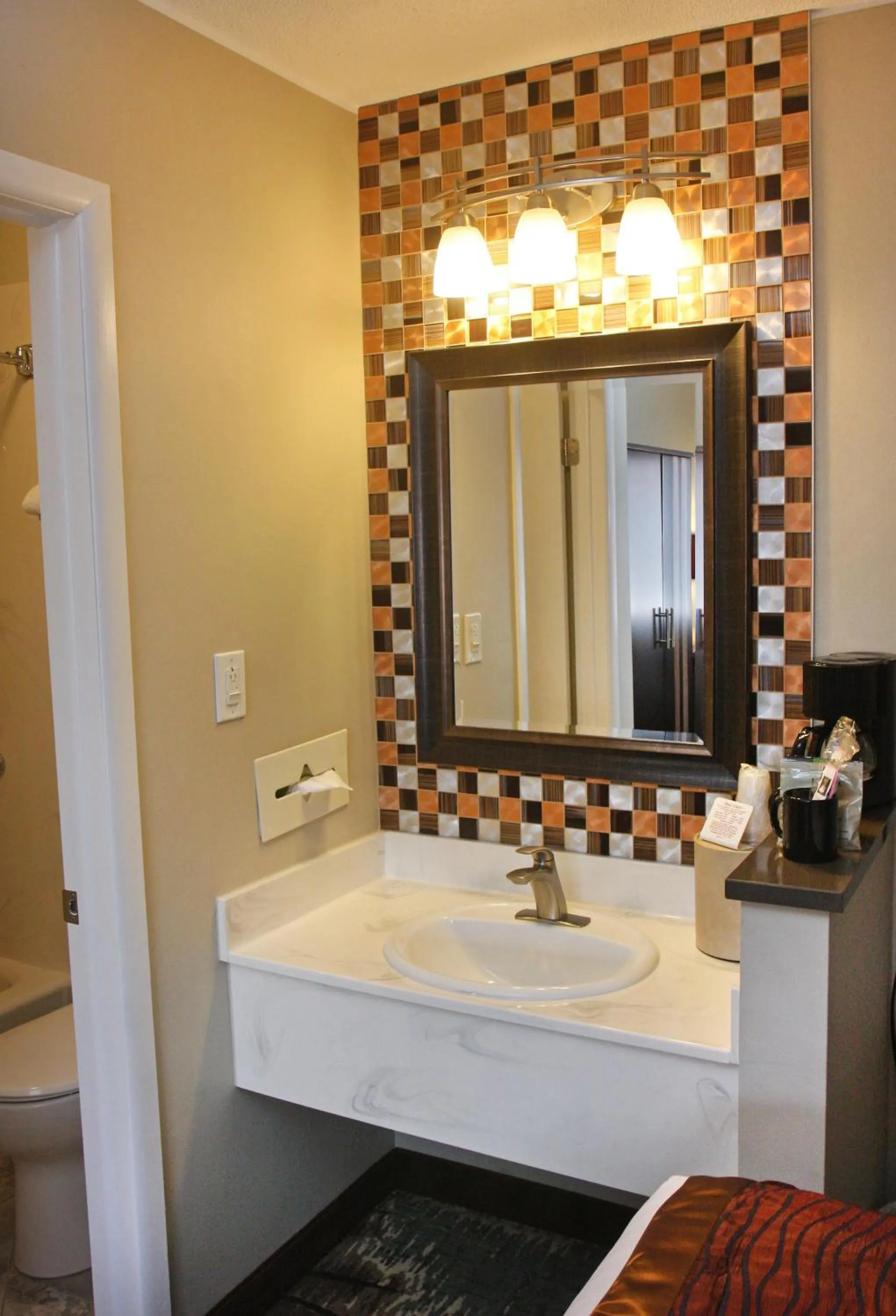 Bathroom, Bed in Gateway Inn and Suites