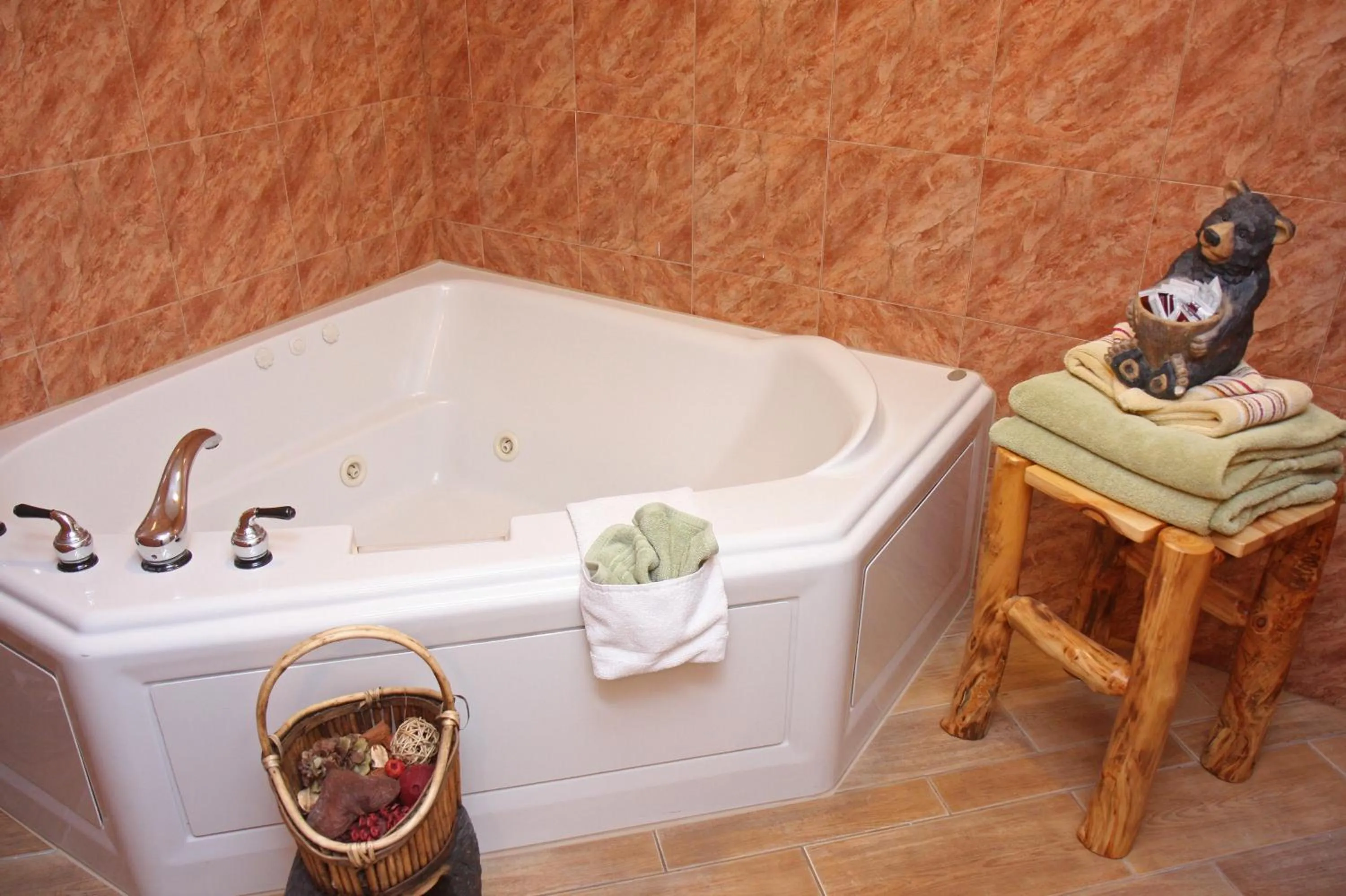 Hot Tub in Gateway Inn and Suites