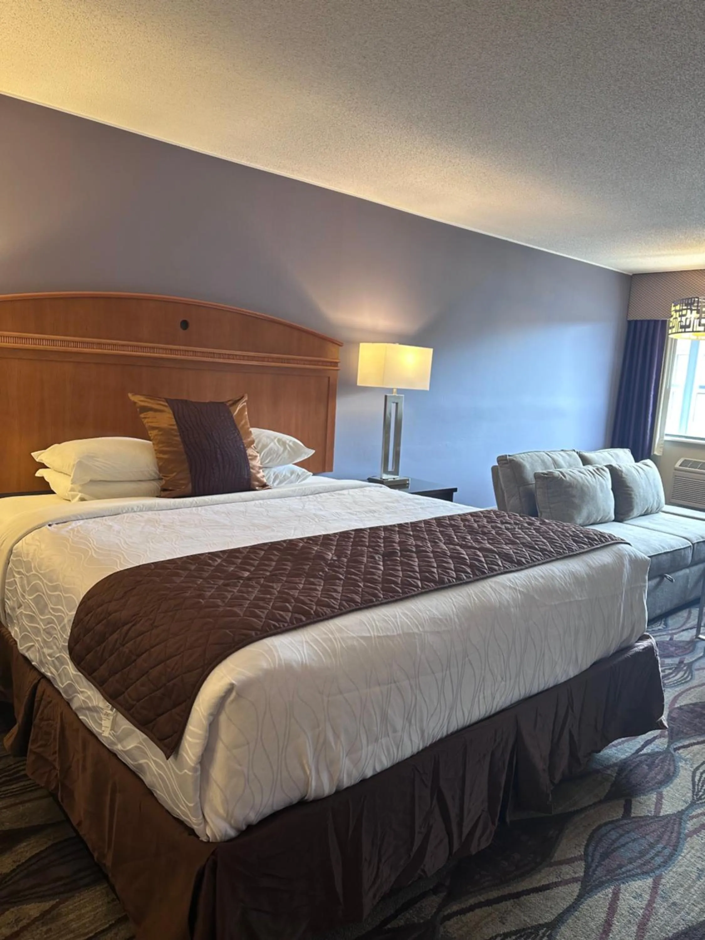 Bed in Gateway Inn and Suites