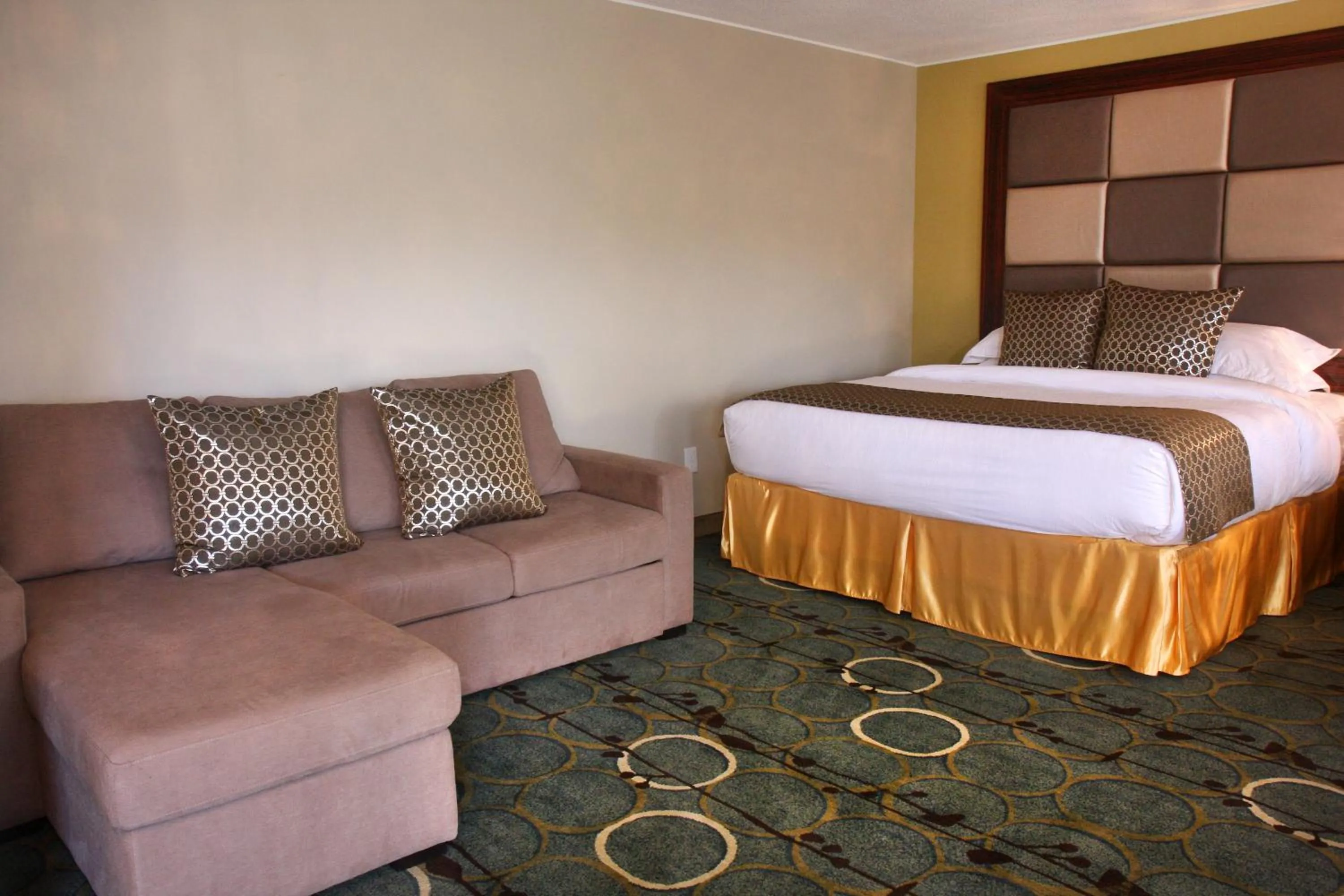 Photo of the whole room, Bed in Gateway Inn and Suites