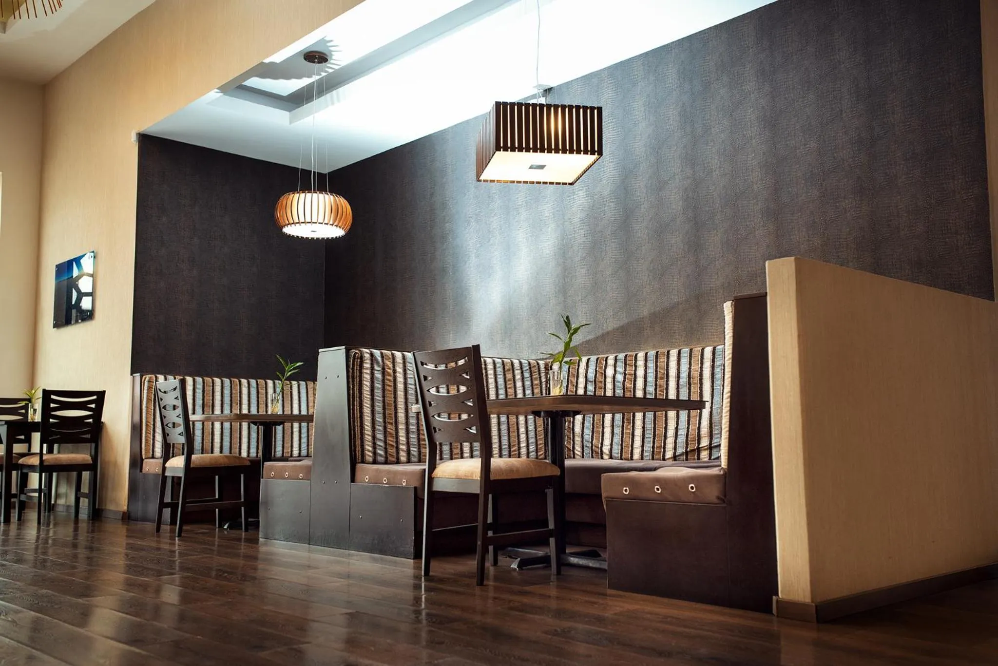 Restaurant/places to eat in Hotel Mitru Sur