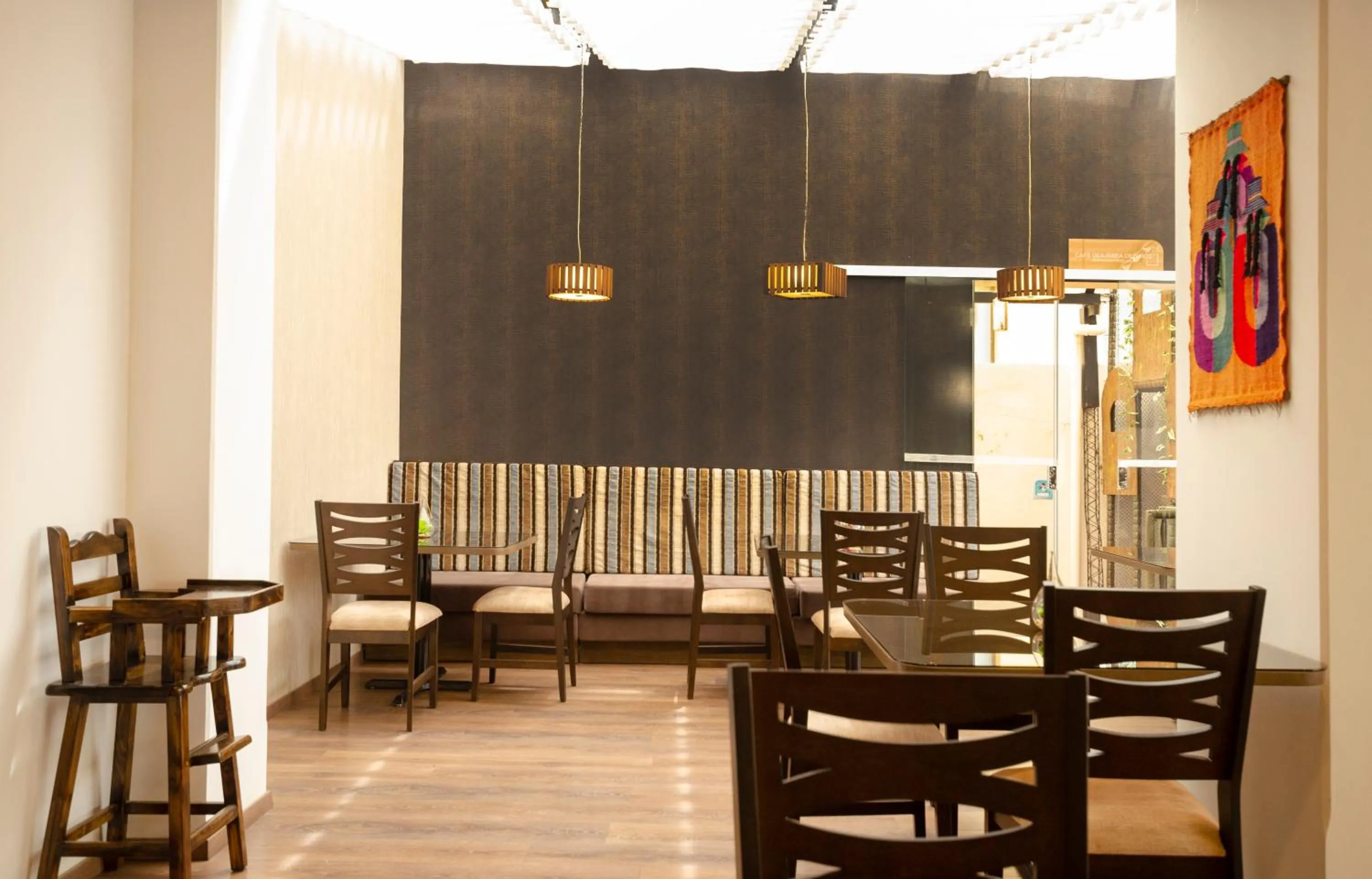 Restaurant/places to eat in Hotel Mitru Sur