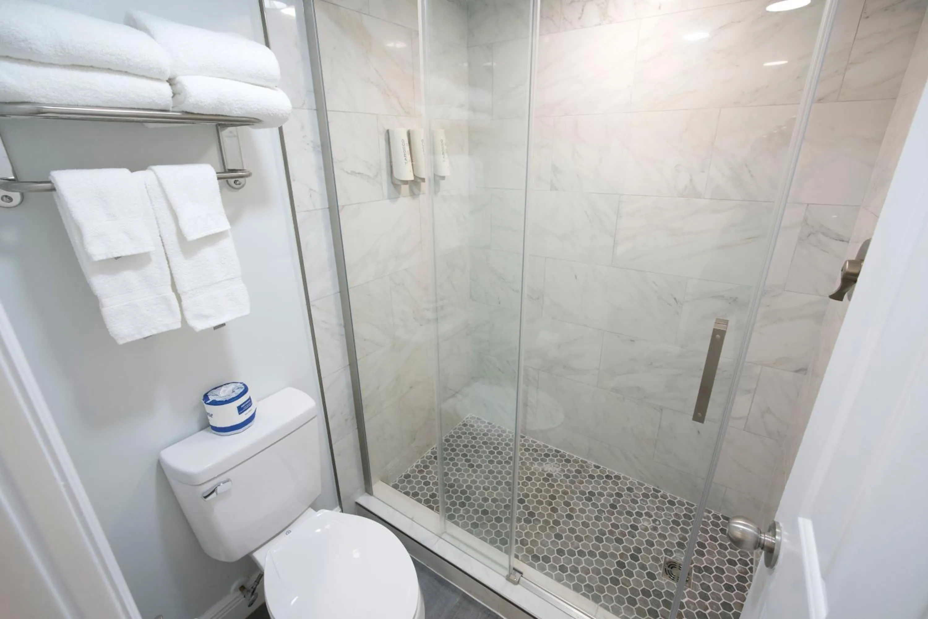 Shower in Pirate's Cove Resort and Marina - Stuart