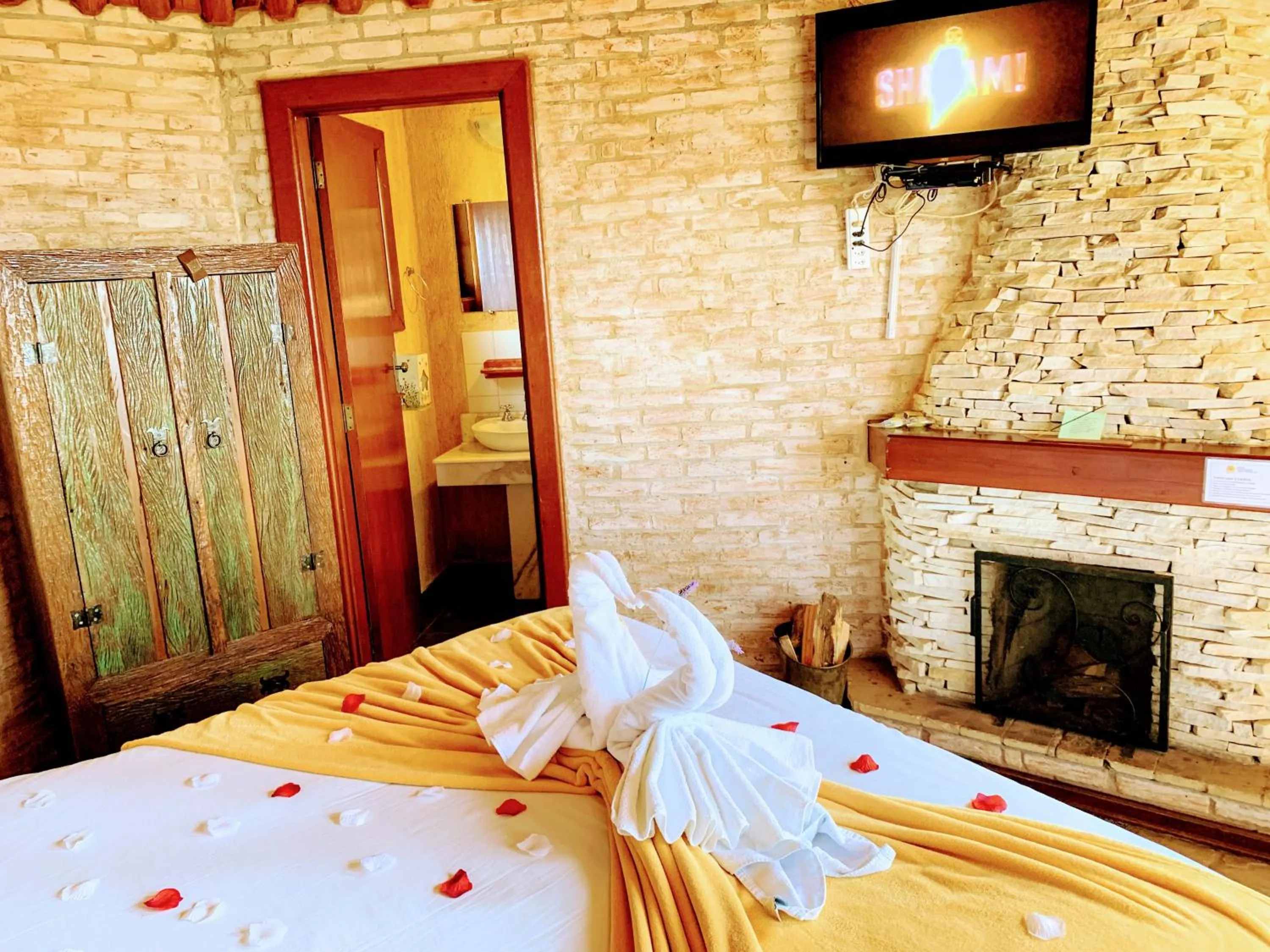 Property building, Bed in Pousada Cantinho das Estrelas