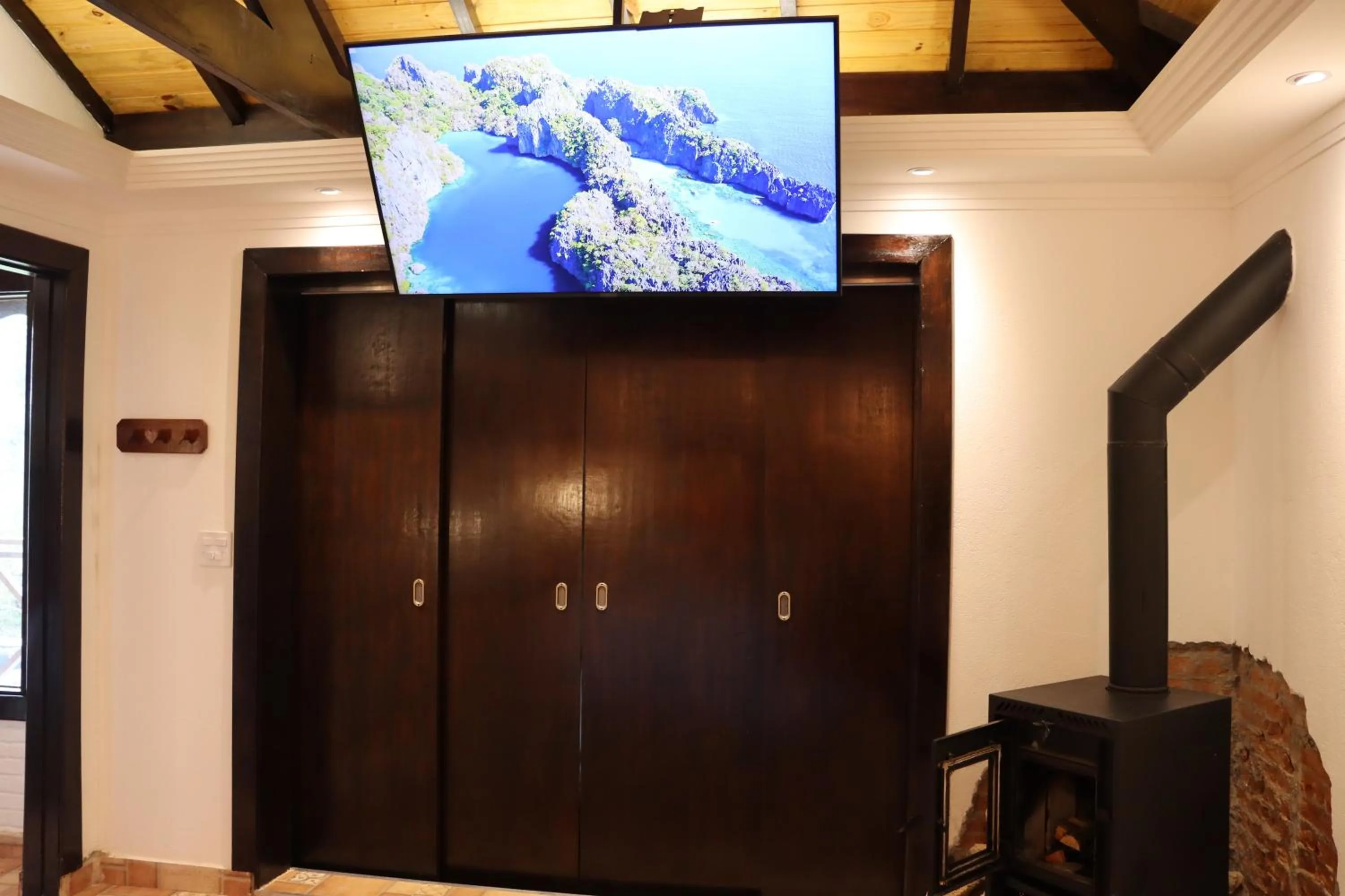 Communal lounge/ TV room in Pousada Cantinho das Estrelas