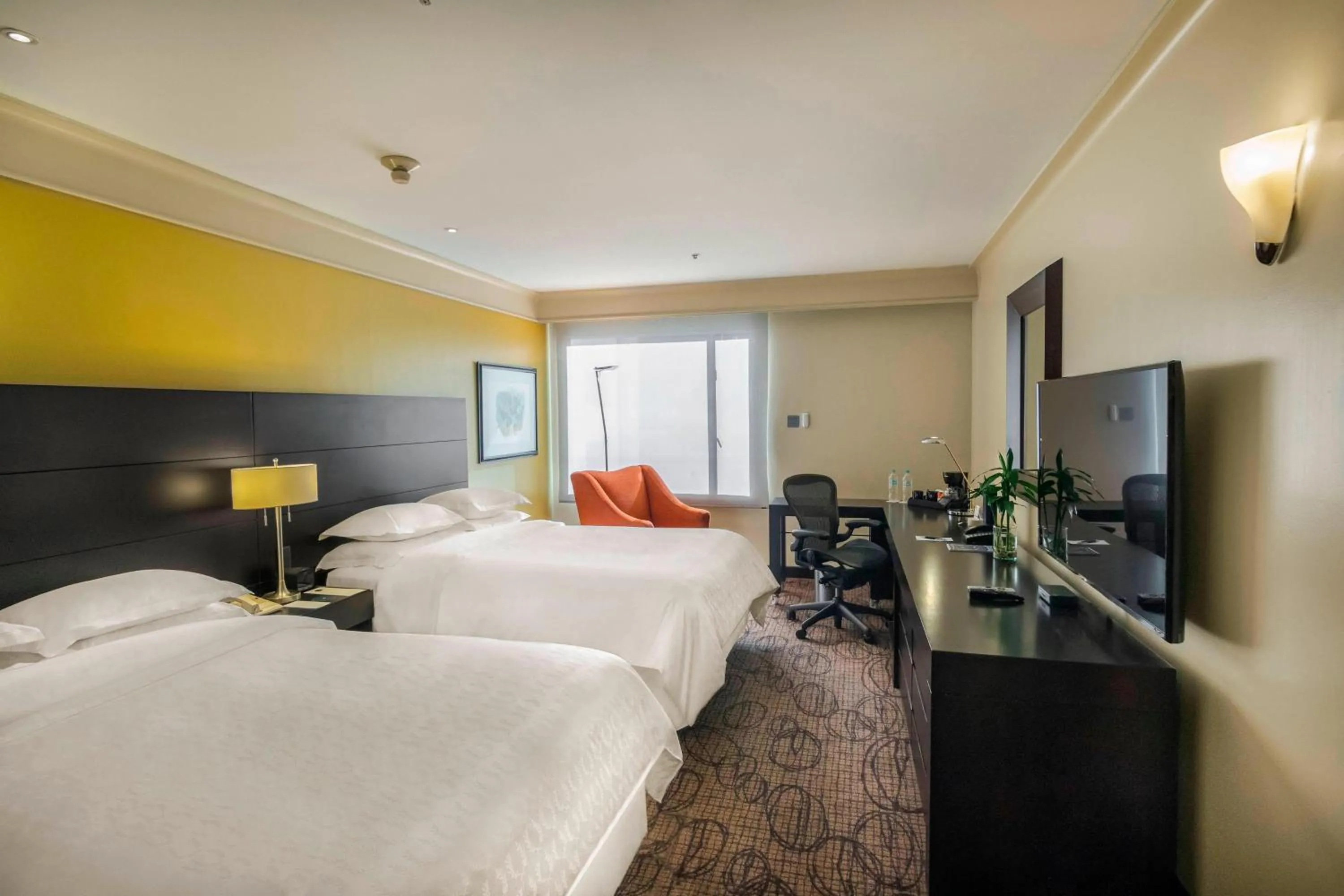 Photo of the whole room, Bed in Sheraton Quito