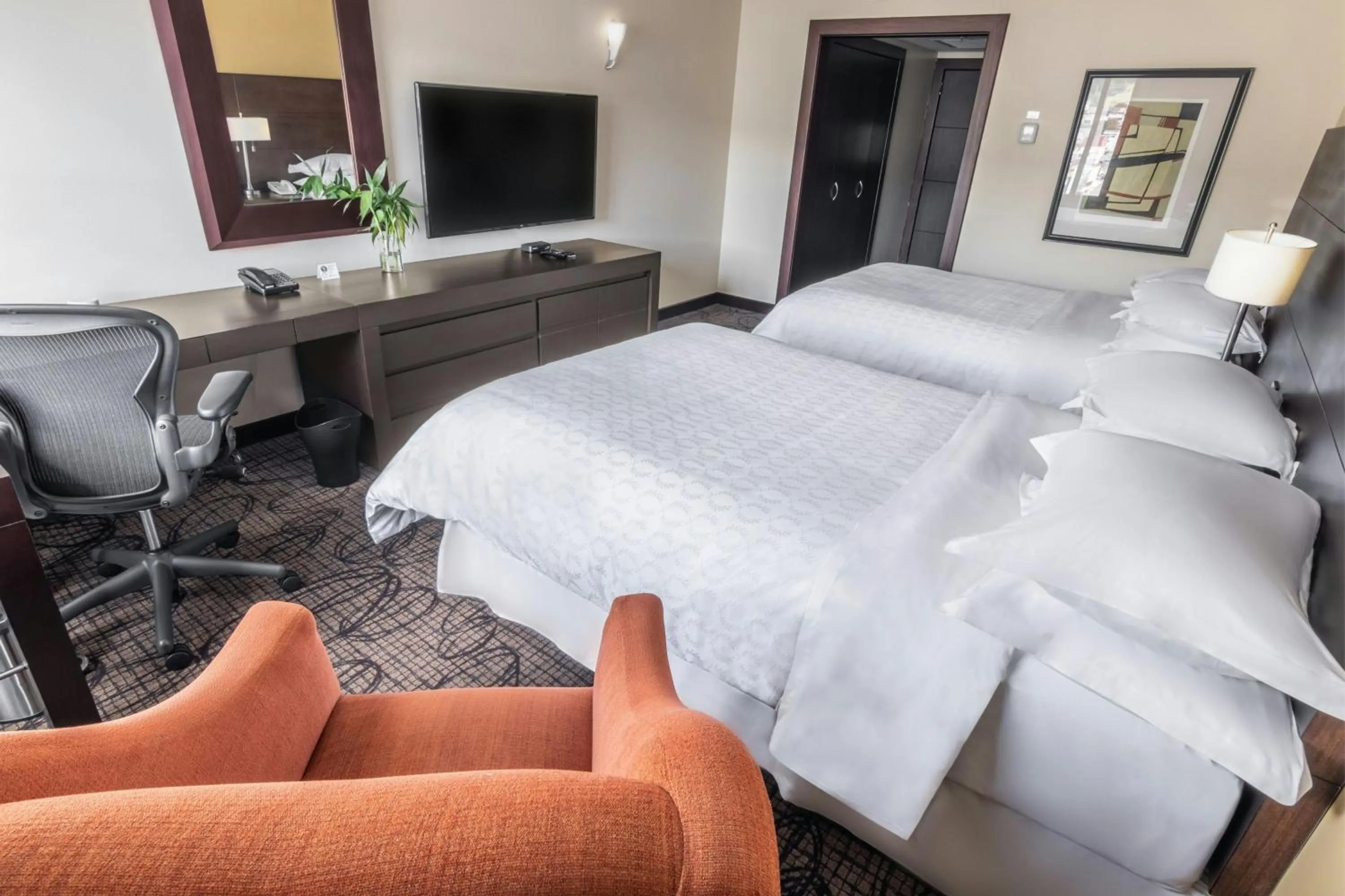 Photo of the whole room, Bed in Sheraton Quito