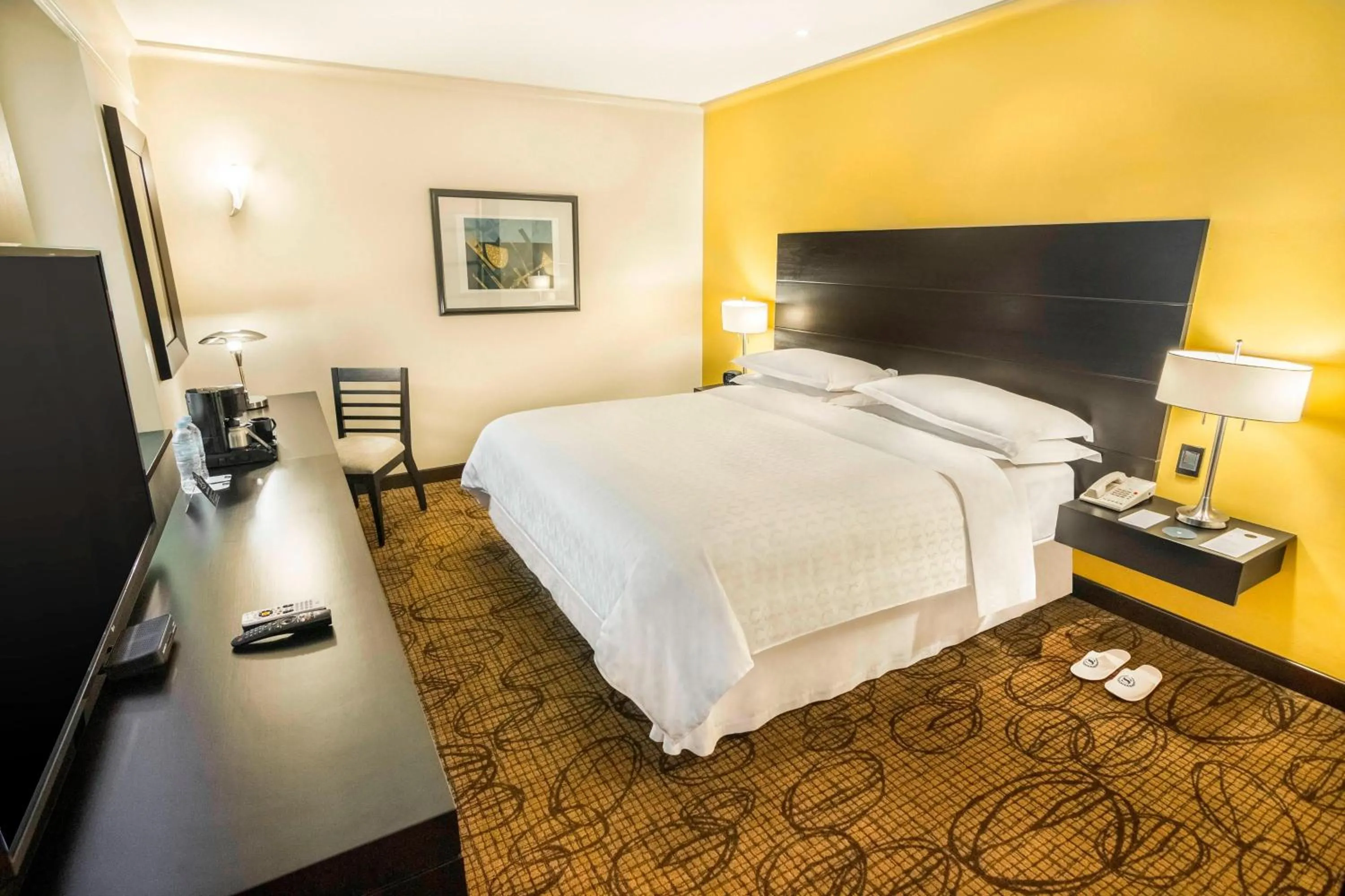 Photo of the whole room, Bed in Sheraton Quito