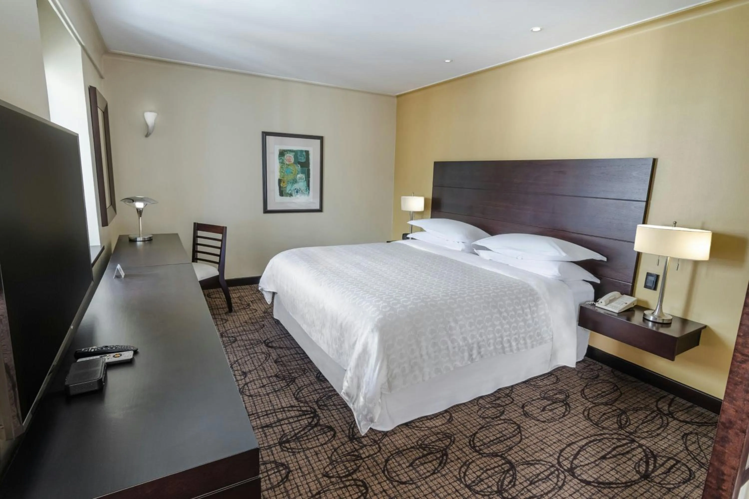 Photo of the whole room, Bed in Sheraton Quito