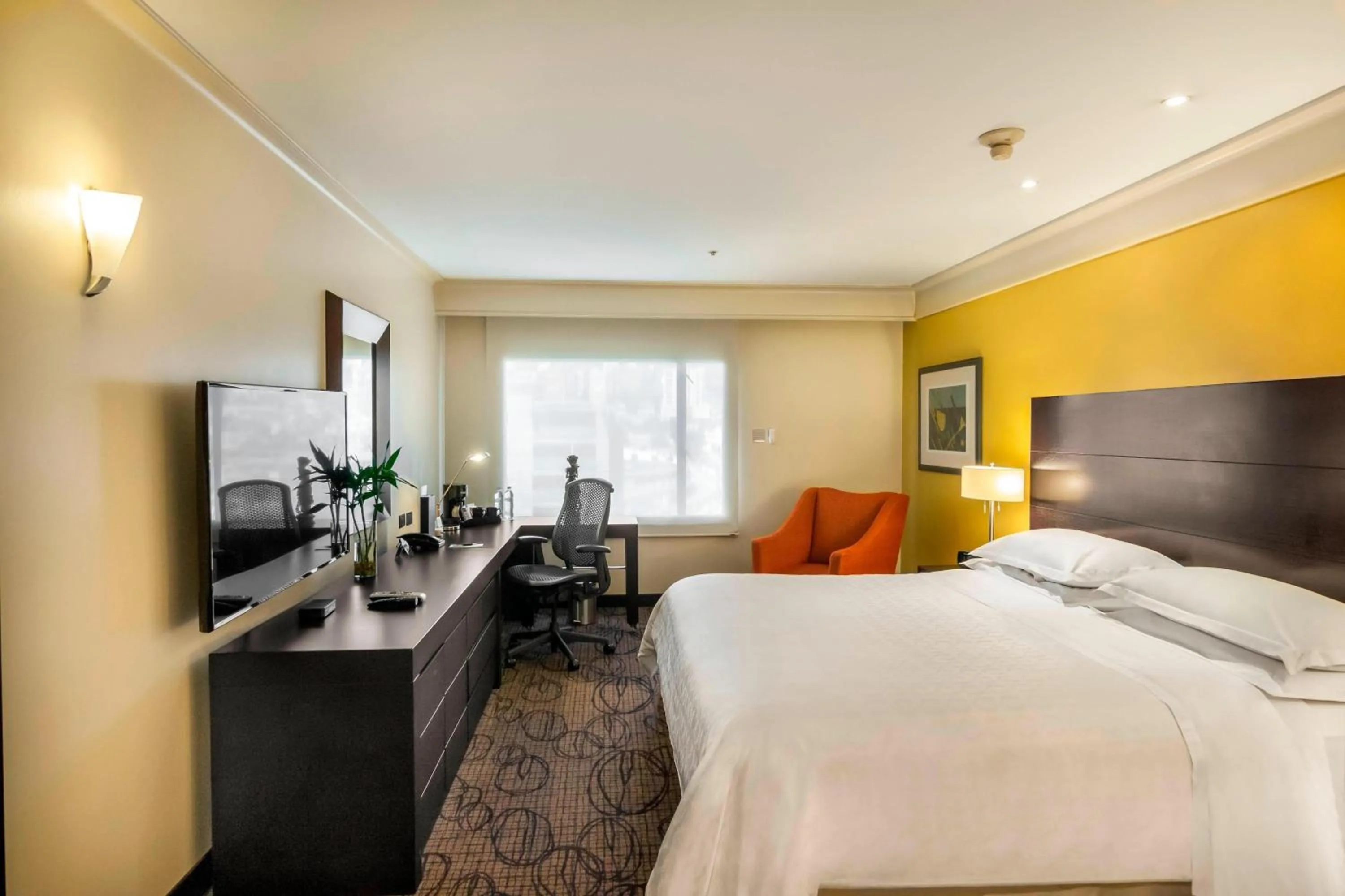 Photo of the whole room, Bed in Sheraton Quito