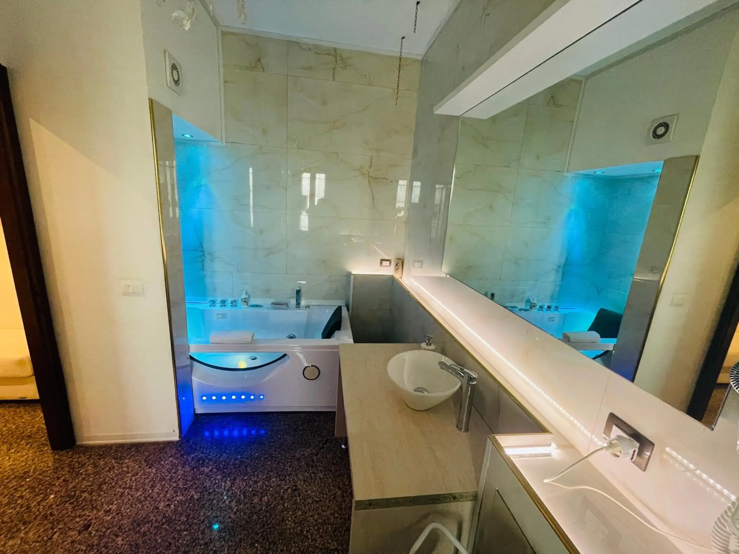 Suite with Spa Bath in Vitti's Home Verona Suite with Spa Bath in Vitti's Home Verona