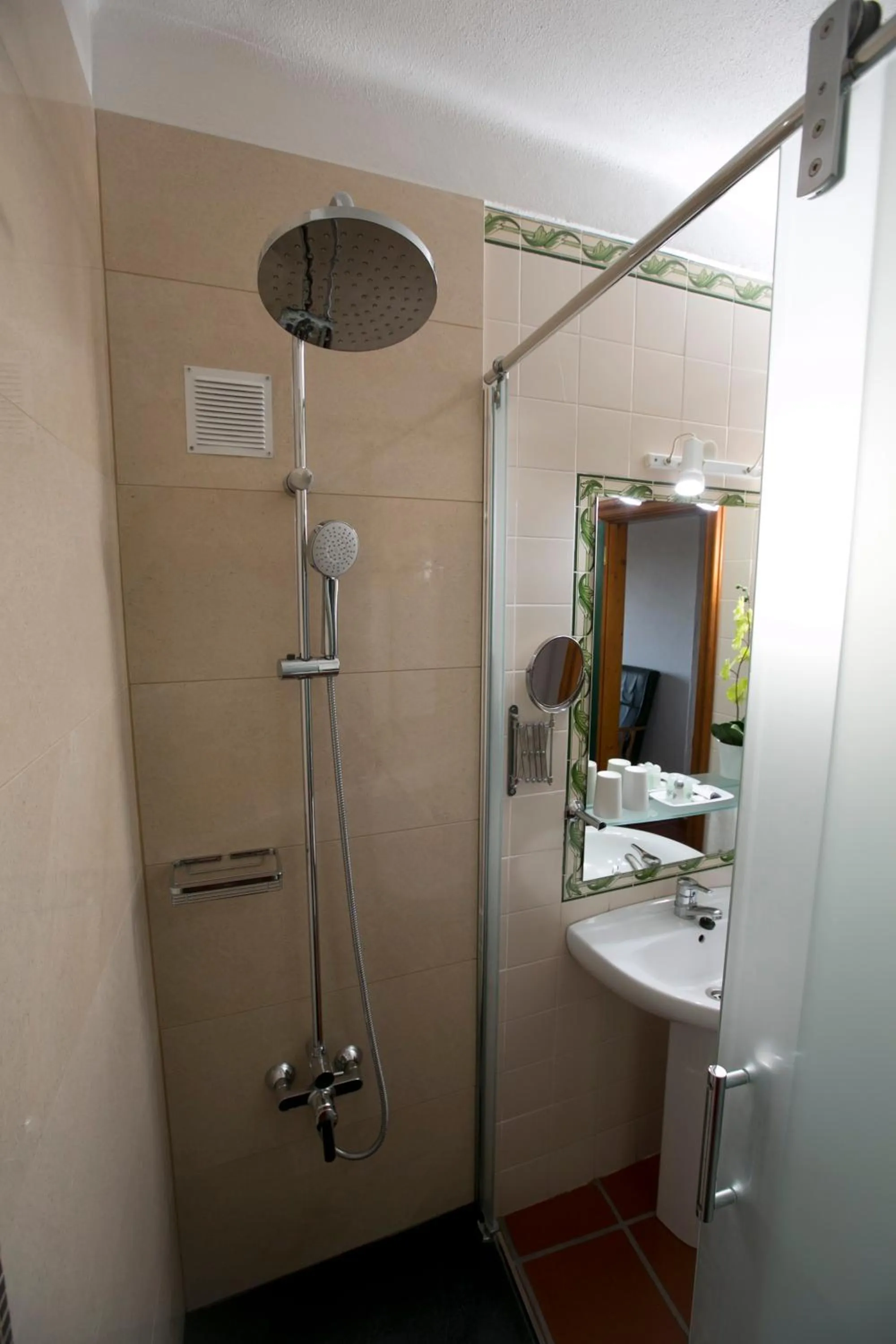 Shower in Hotel El Rei Dom Manuel