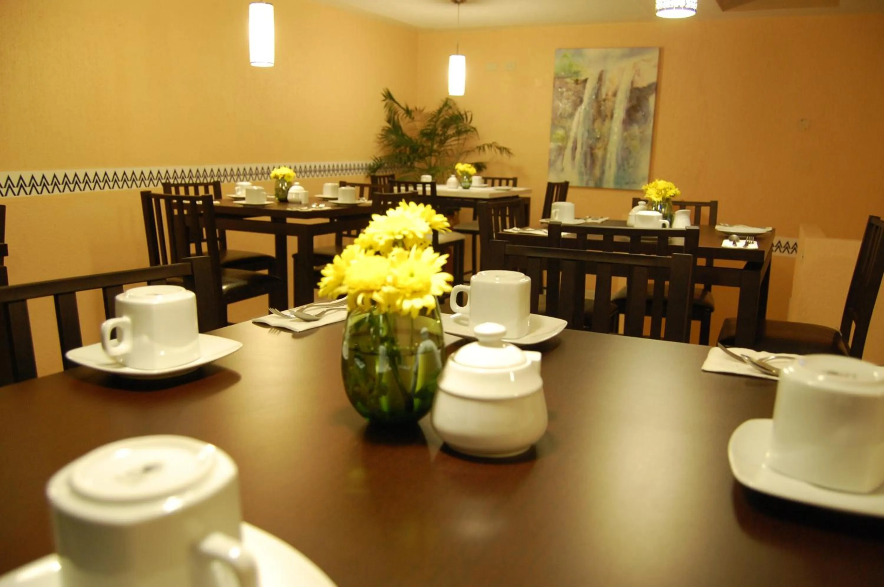 Restaurant/places to eat in Hotel Express Alejandría