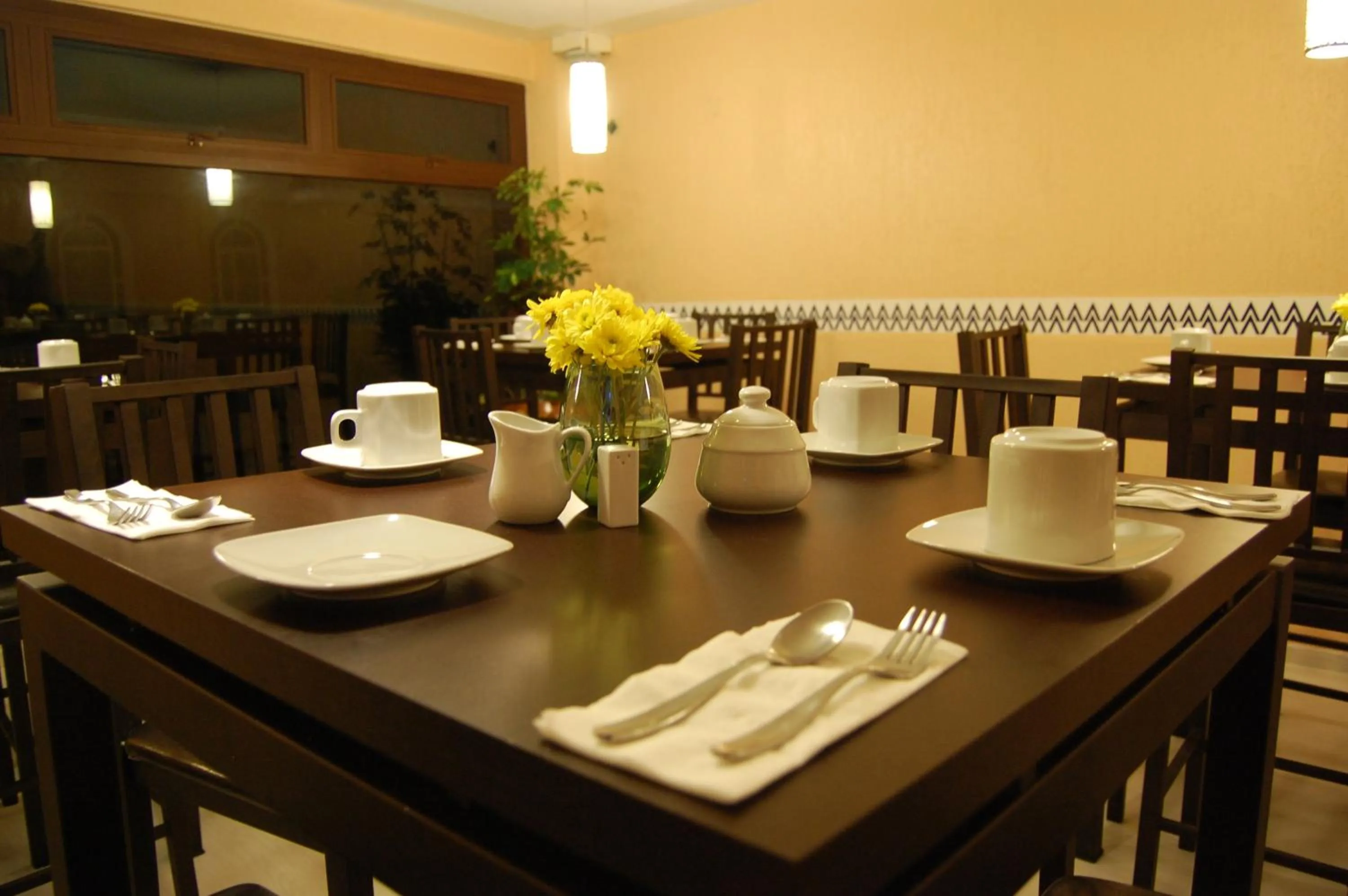 Restaurant/places to eat in Hotel Express Alejandría