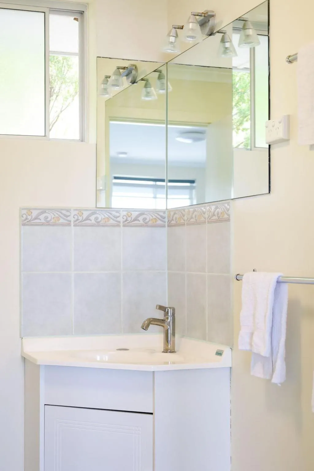 Bathroom in Robetown Motor Inn & Apartments