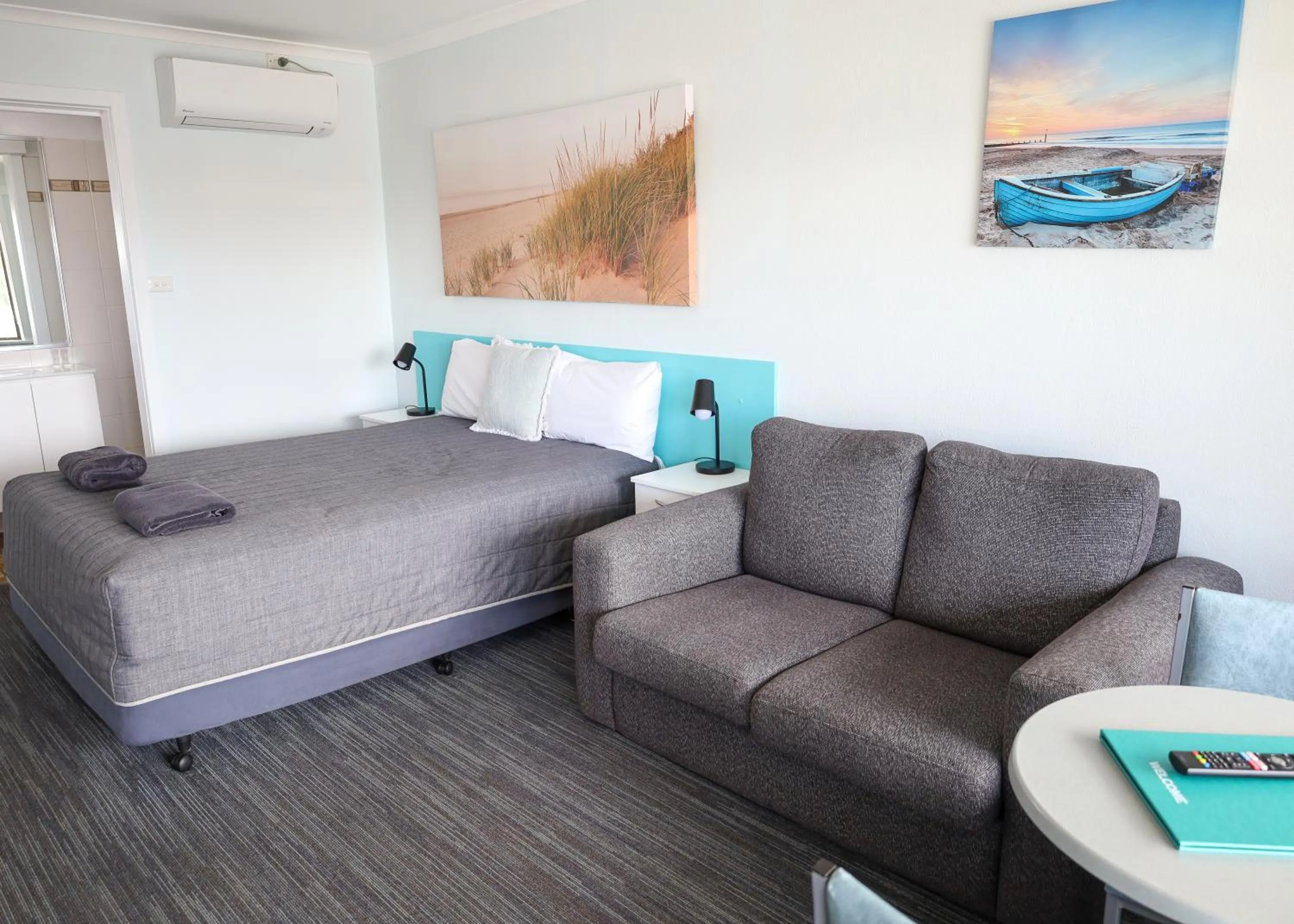 Seating area, Bed in Robetown Motor Inn & Apartments