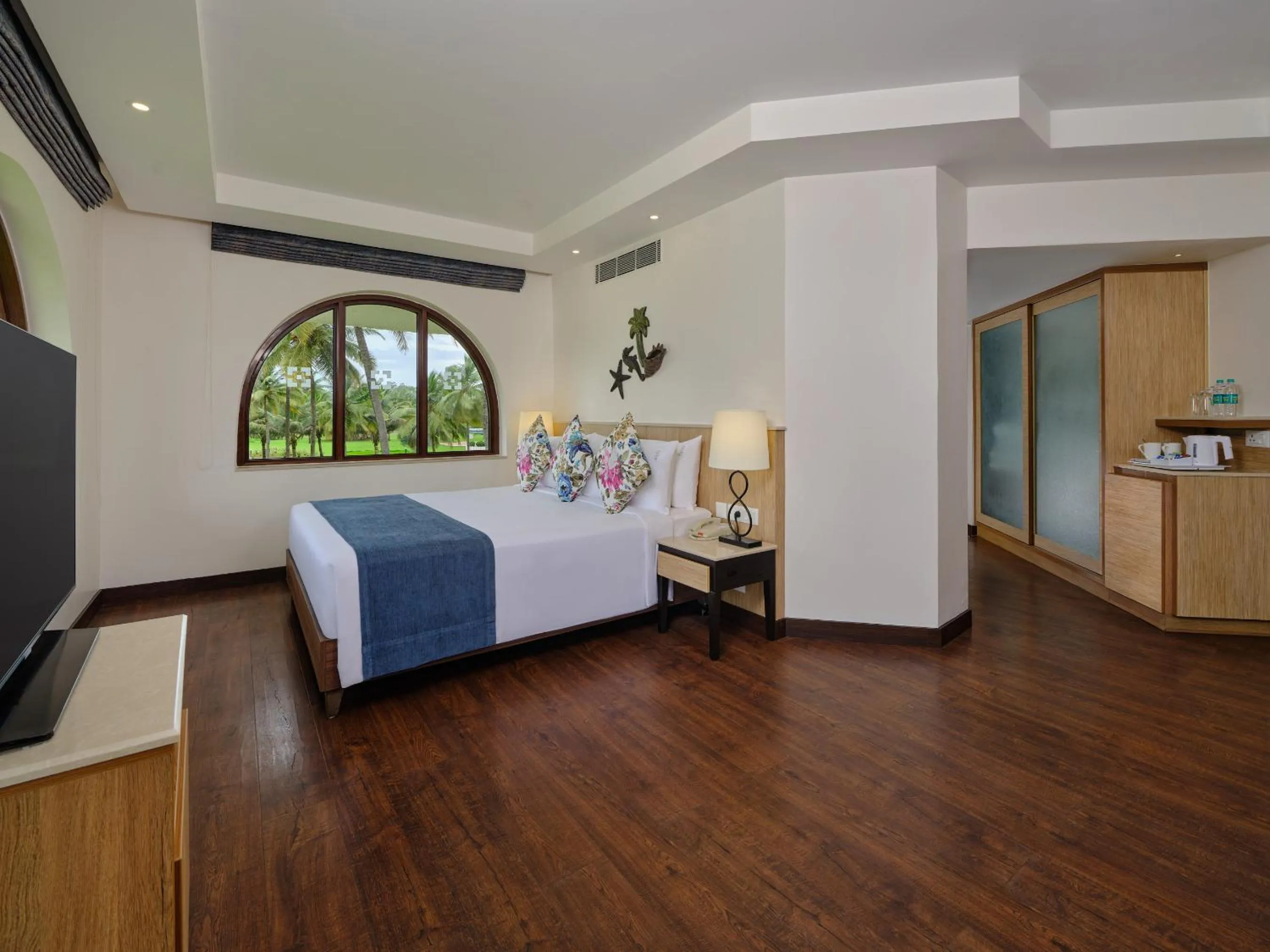 Photo of the whole room, Bed in Holiday Inn Resort Goa by IHG