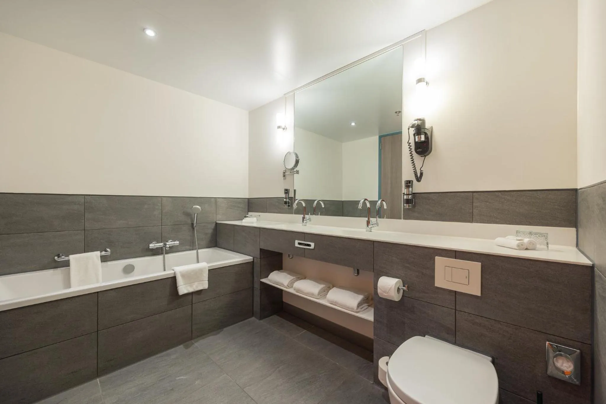 Bathroom in Leonardo Hotel Amsterdam Rembrandtpark