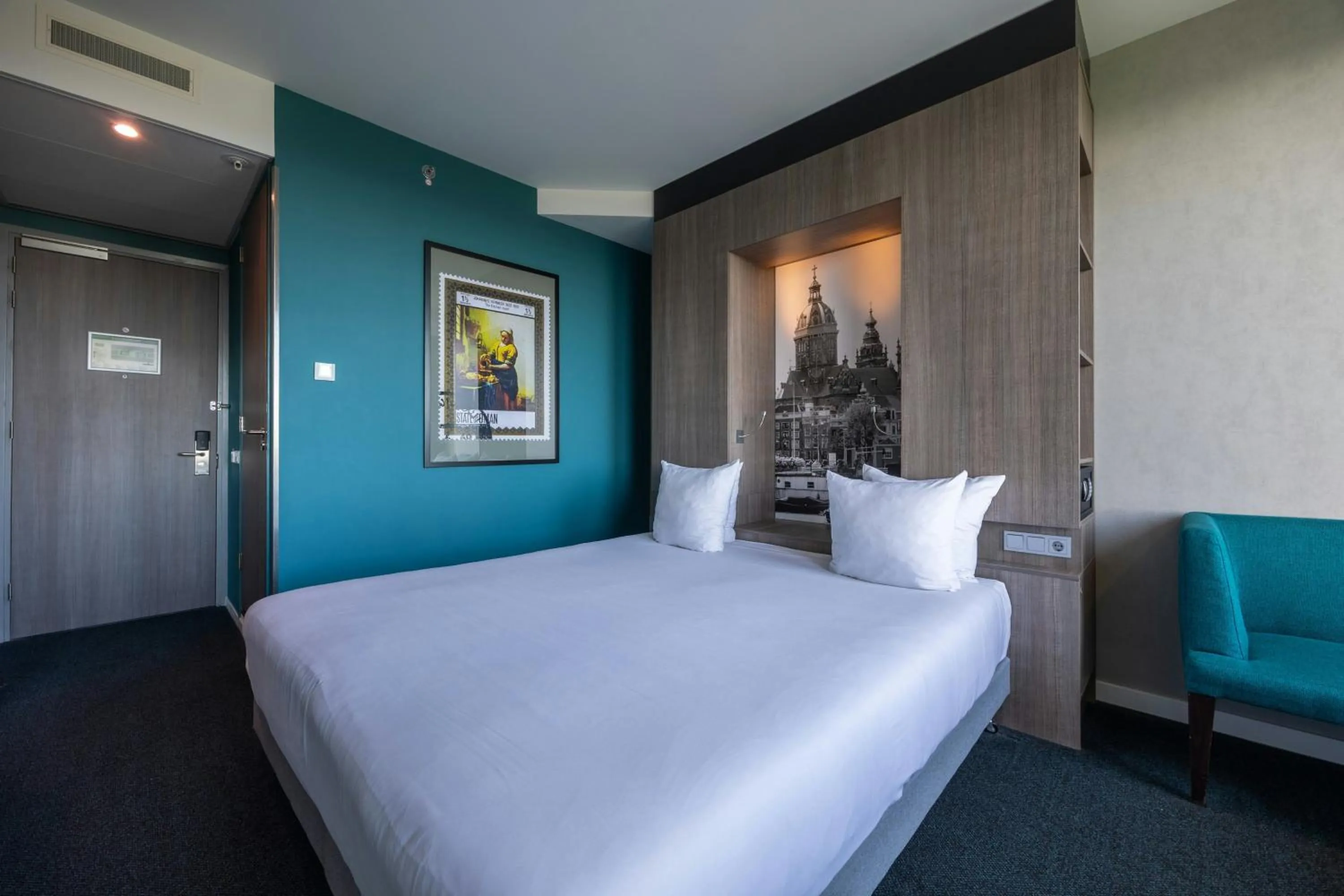 Photo of the whole room, Bed in Leonardo Hotel Amsterdam Rembrandtpark