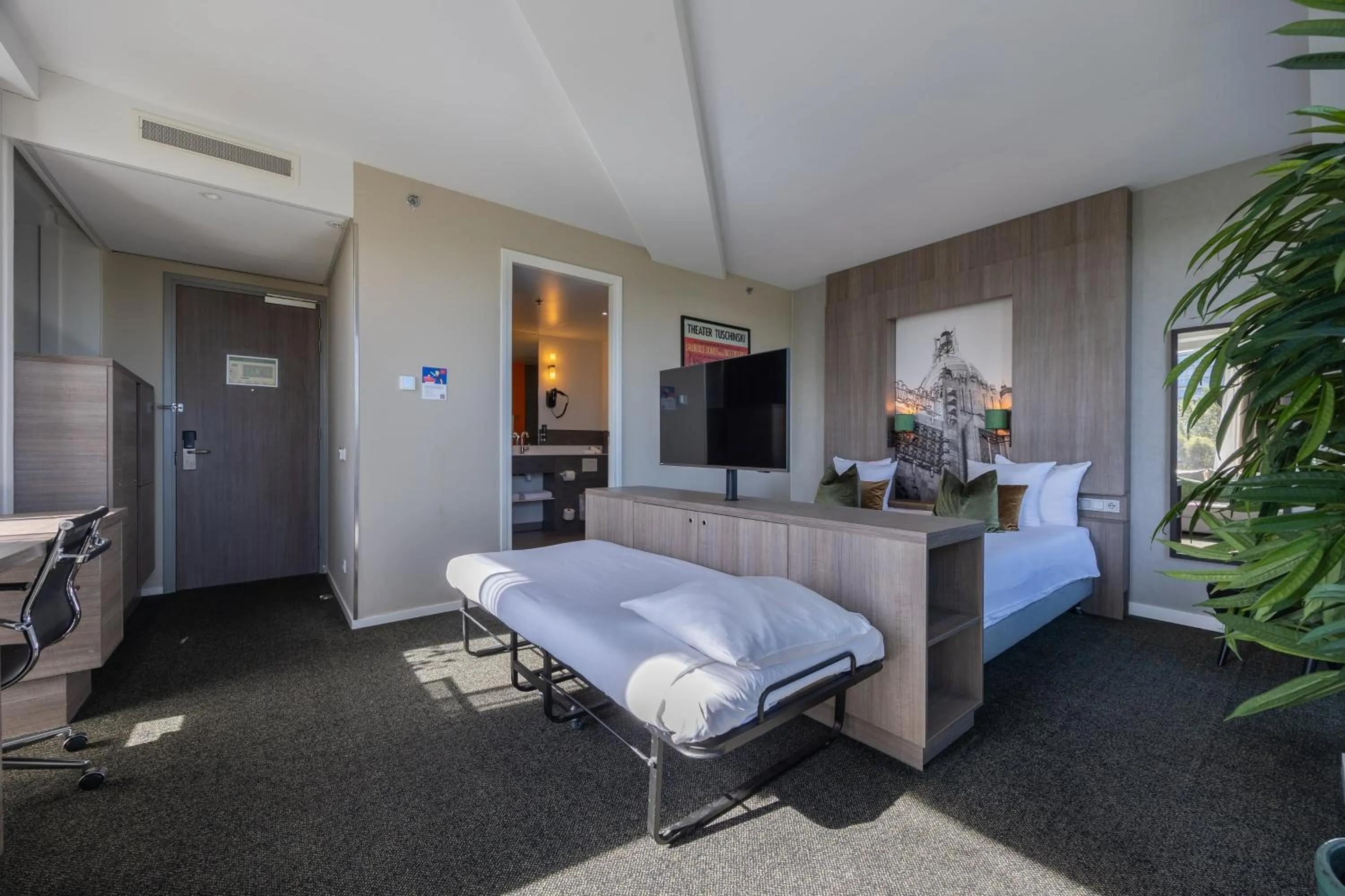 Bathroom, Bed in Leonardo Hotel Amsterdam Rembrandtpark