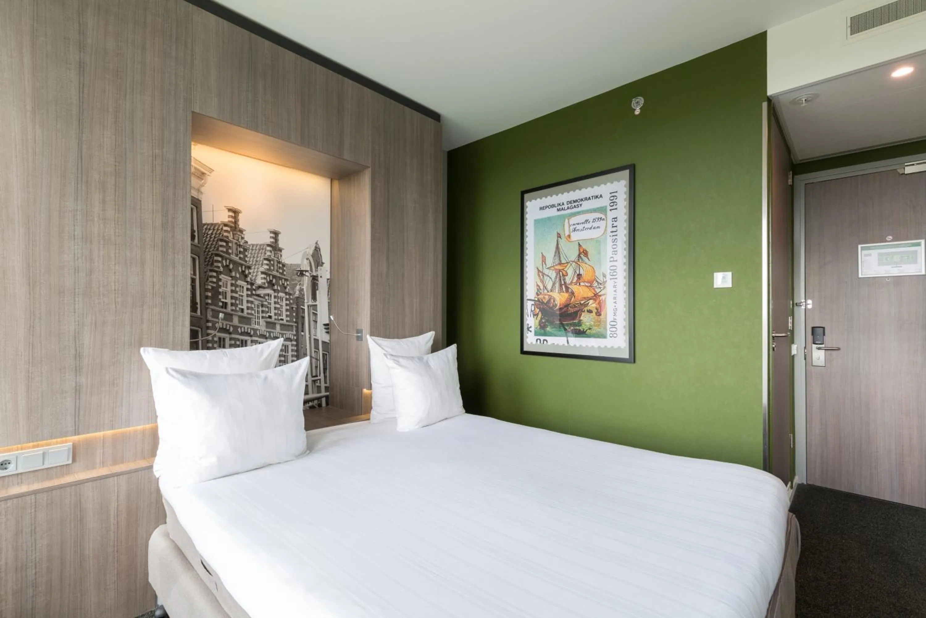 Photo of the whole room, Bed in Leonardo Hotel Amsterdam Rembrandtpark
