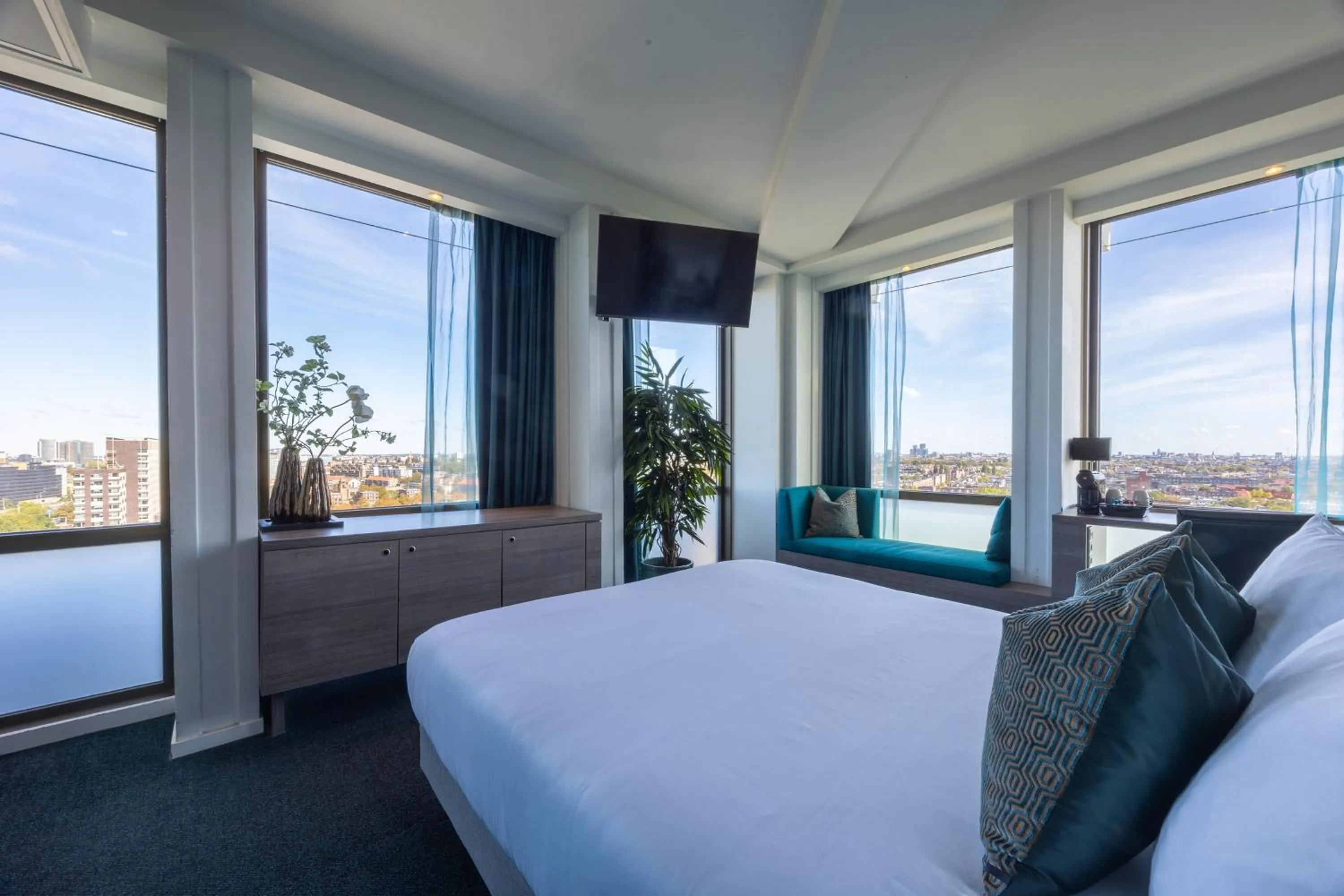 Photo of the whole room, Bed in Leonardo Hotel Amsterdam Rembrandtpark