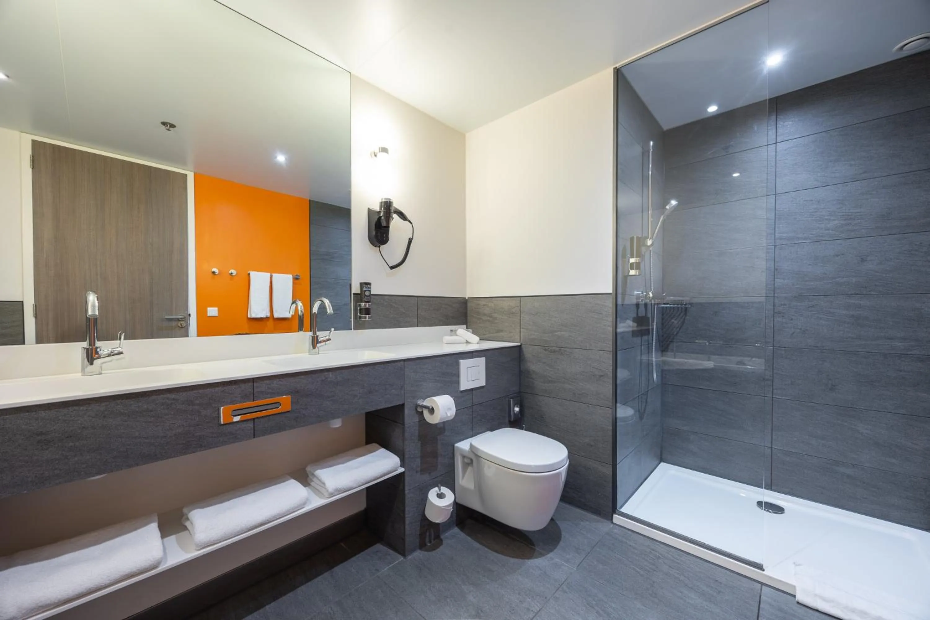 Bathroom in Leonardo Hotel Amsterdam Rembrandtpark