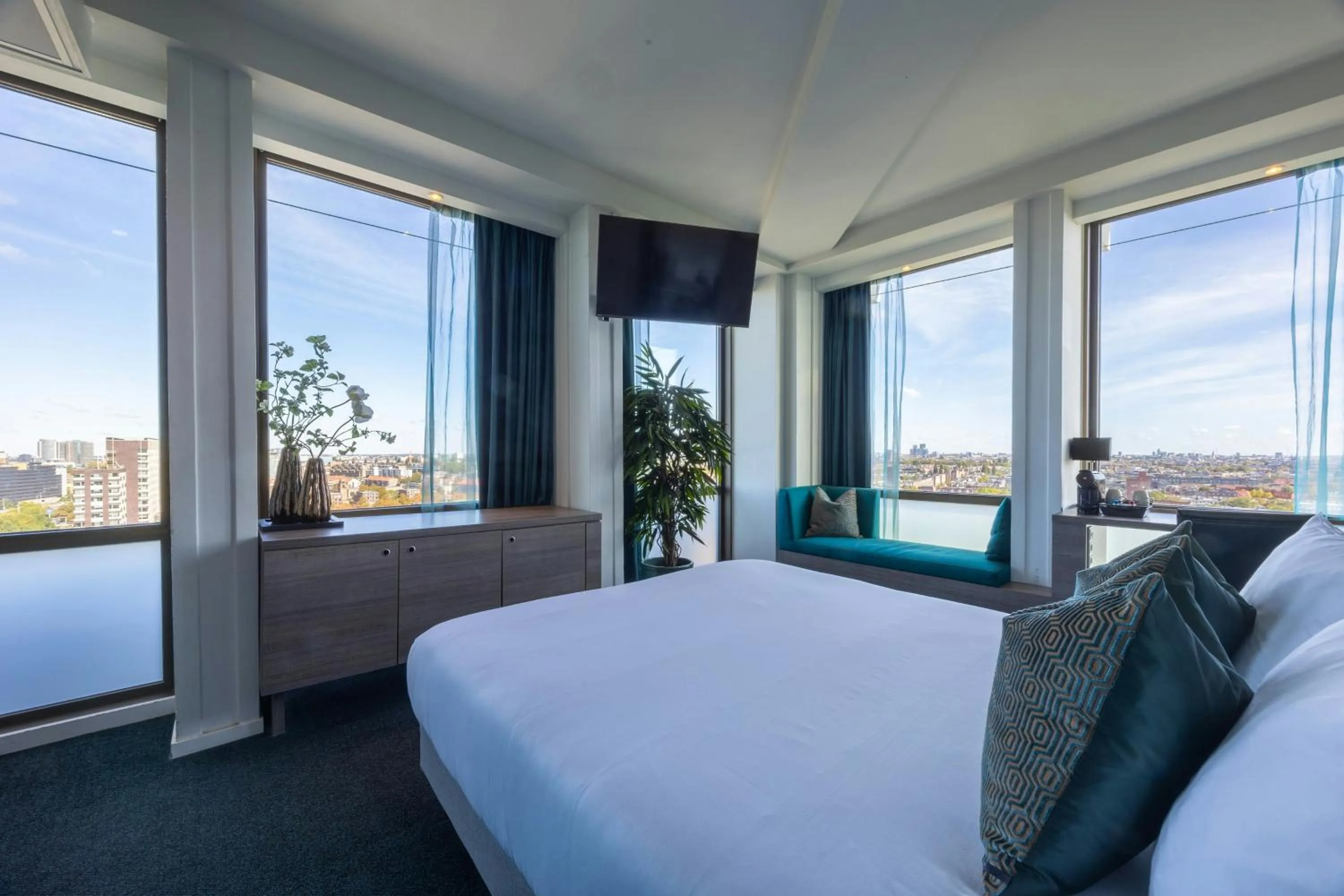 Photo of the whole room, Bed in Leonardo Hotel Amsterdam Rembrandtpark