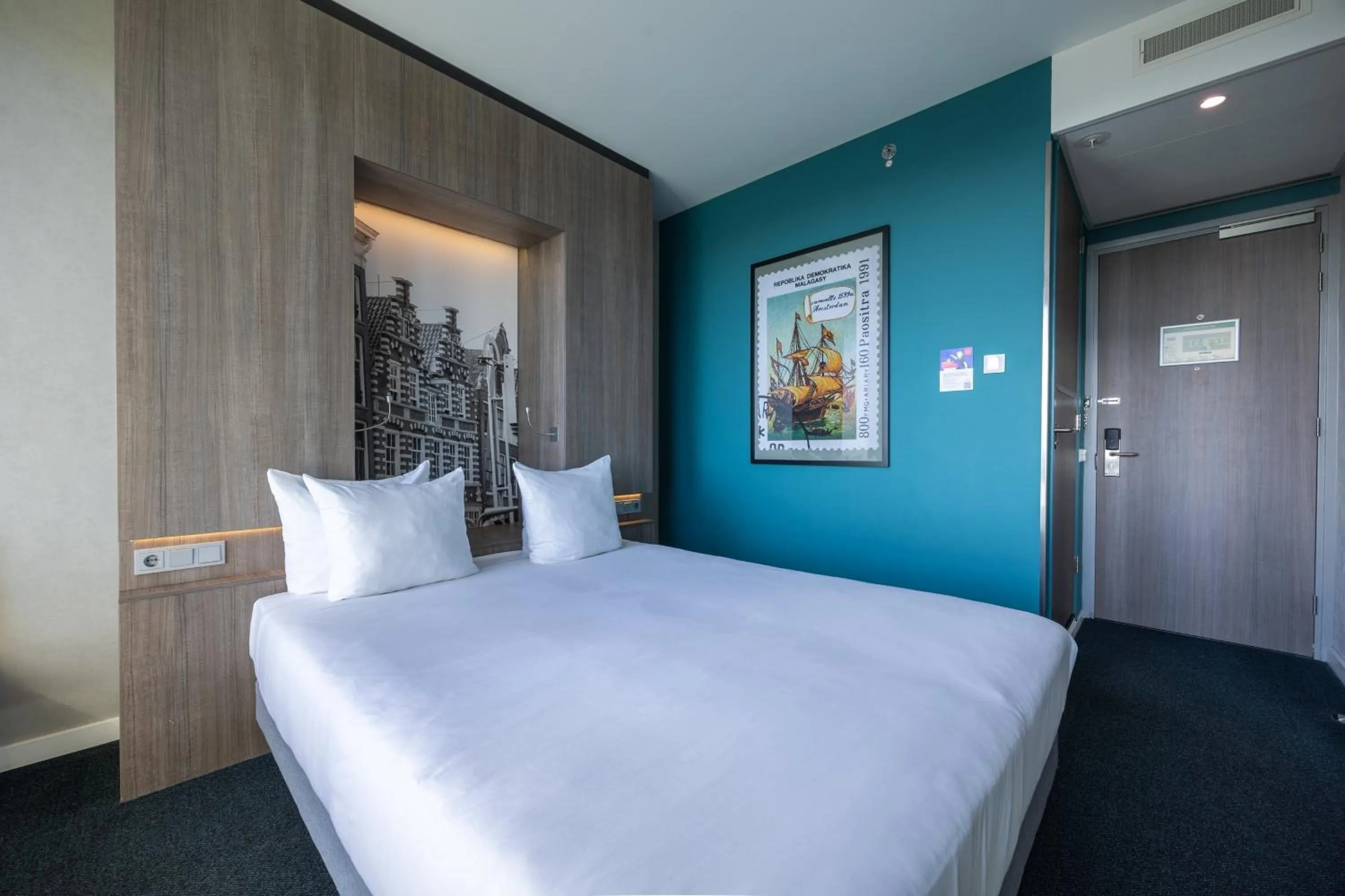 Photo of the whole room, Bed in Leonardo Hotel Amsterdam Rembrandtpark