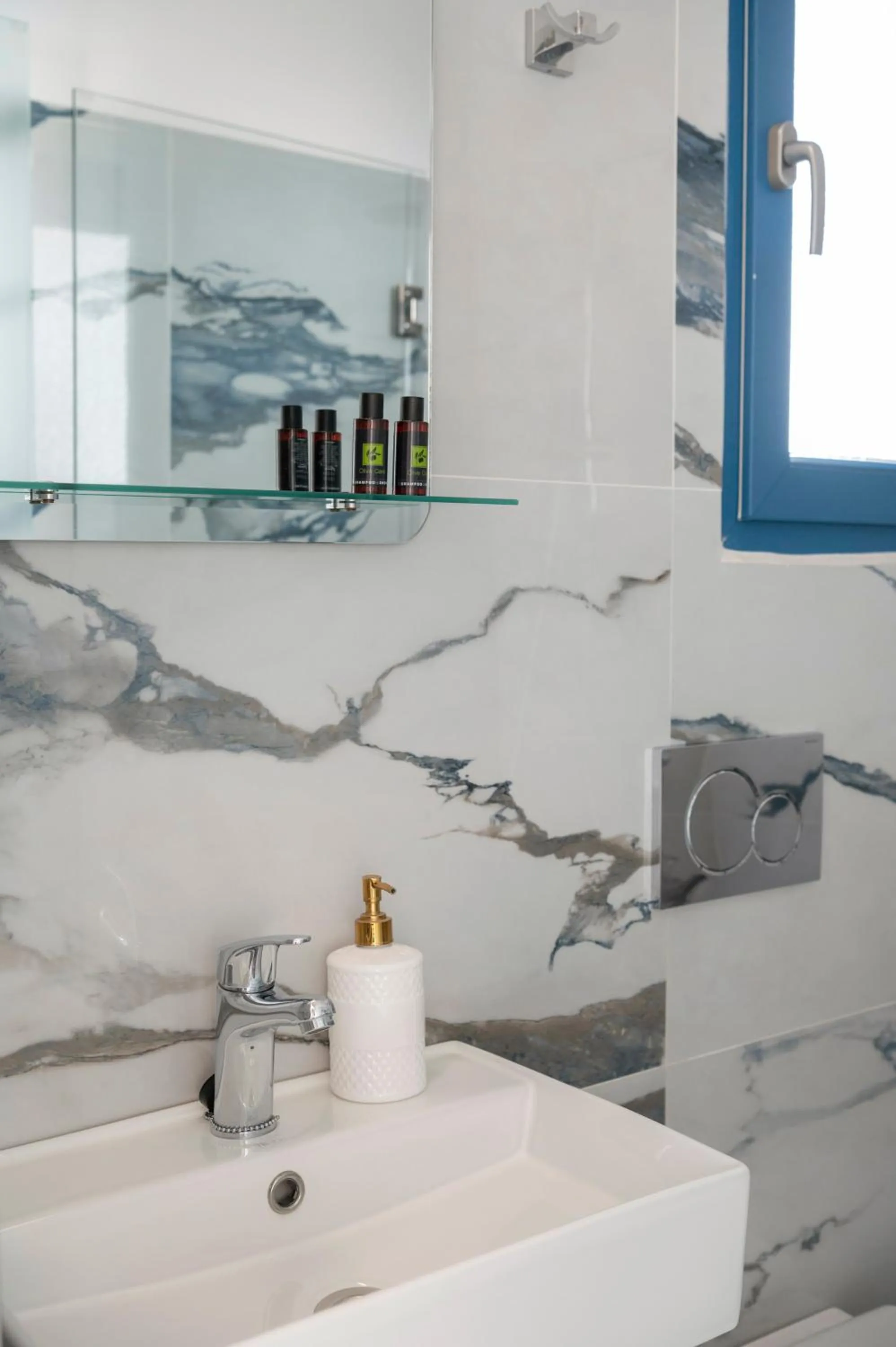 Property building in Ayeri Hotel