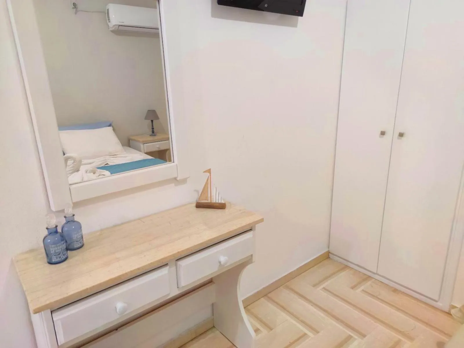 Photo of the whole room in Ayeri Hotel