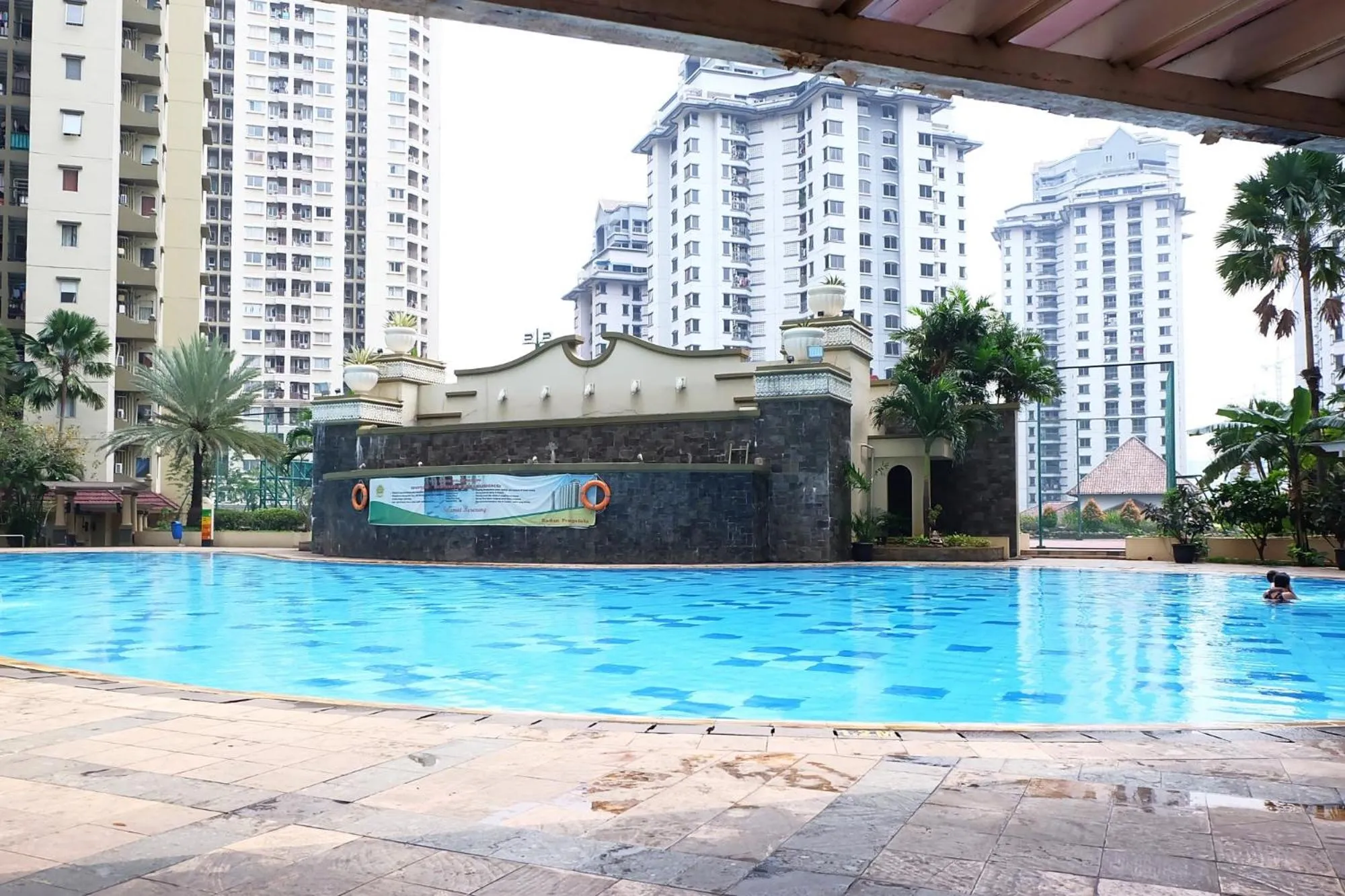 Swimming pool in Cozy 2BR Mediterania Palace Kemayoran near to Jiexpo Kemayoran By Travelio