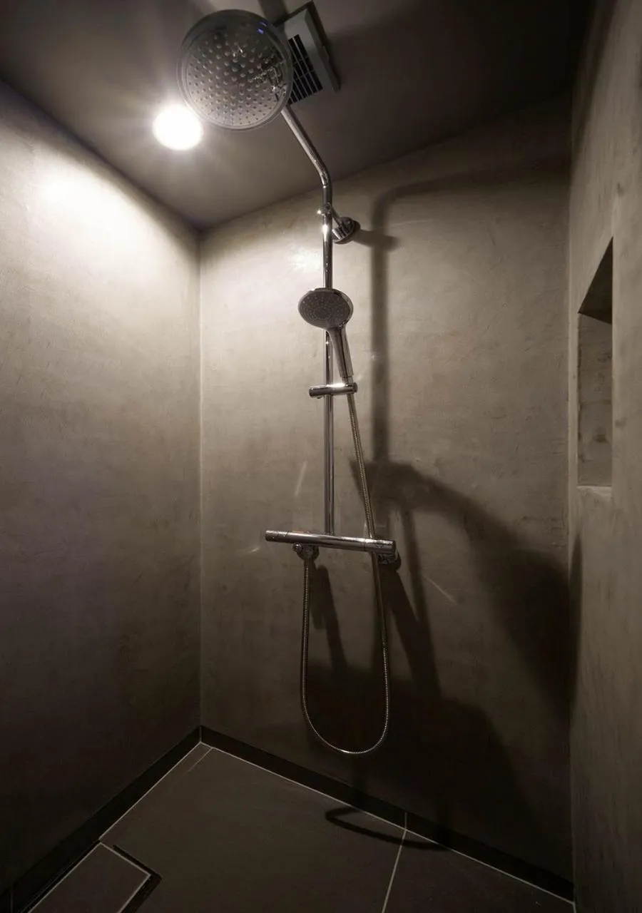 Shower in Malda Kyoto