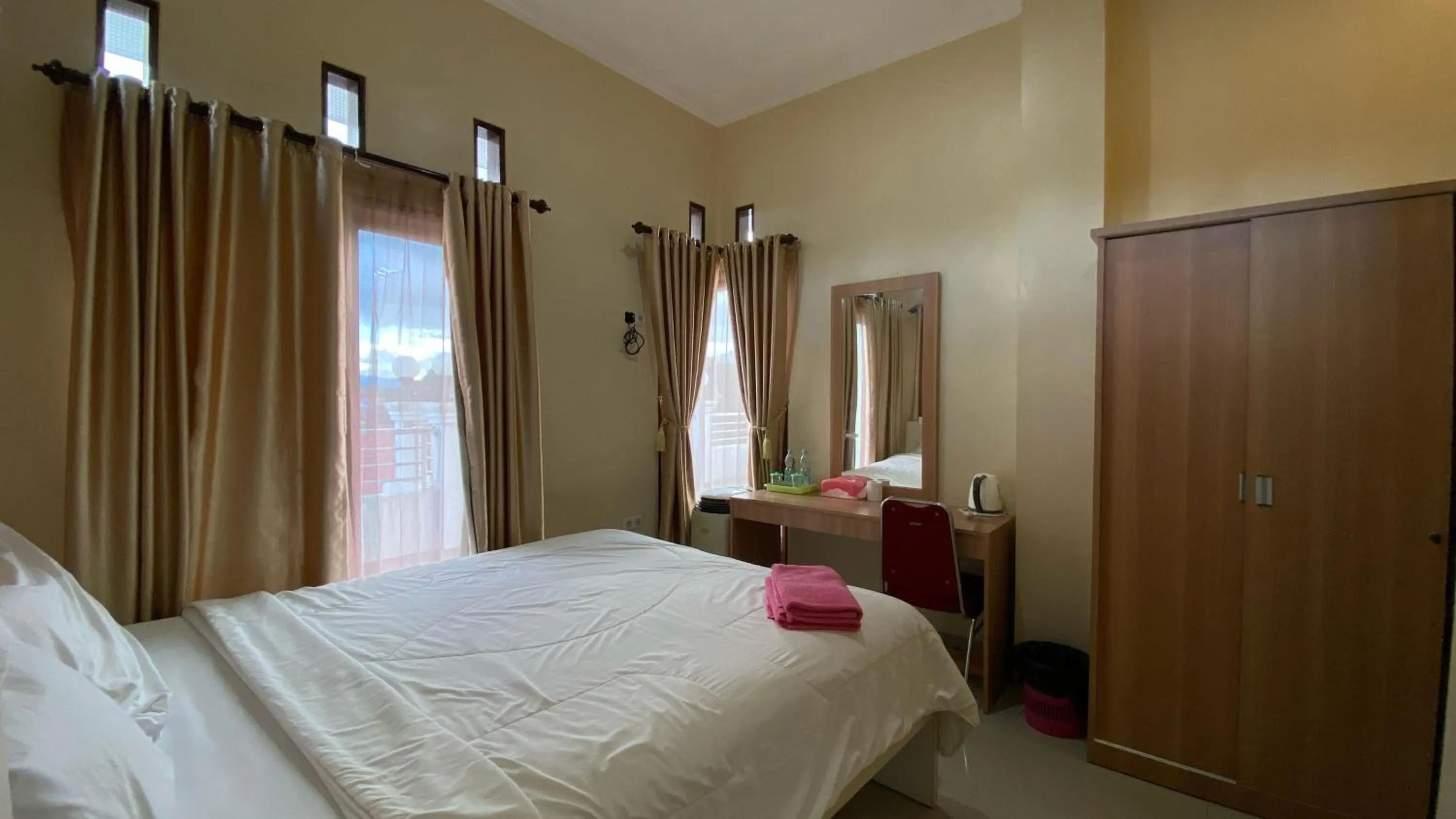 Bedroom, Bed in Toraja Lodge Guest House