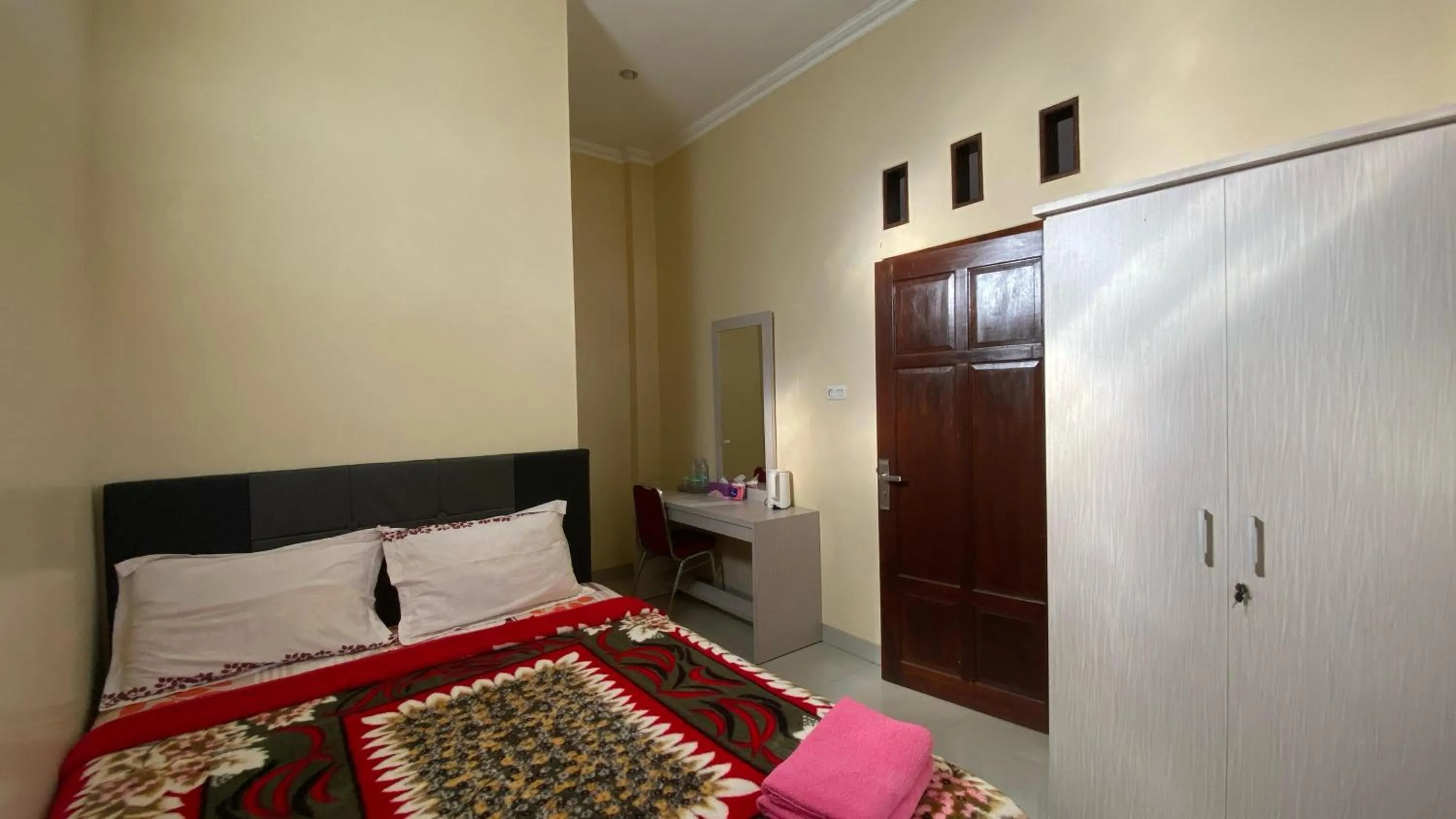 Bedroom, Bed in Toraja Lodge Guest House