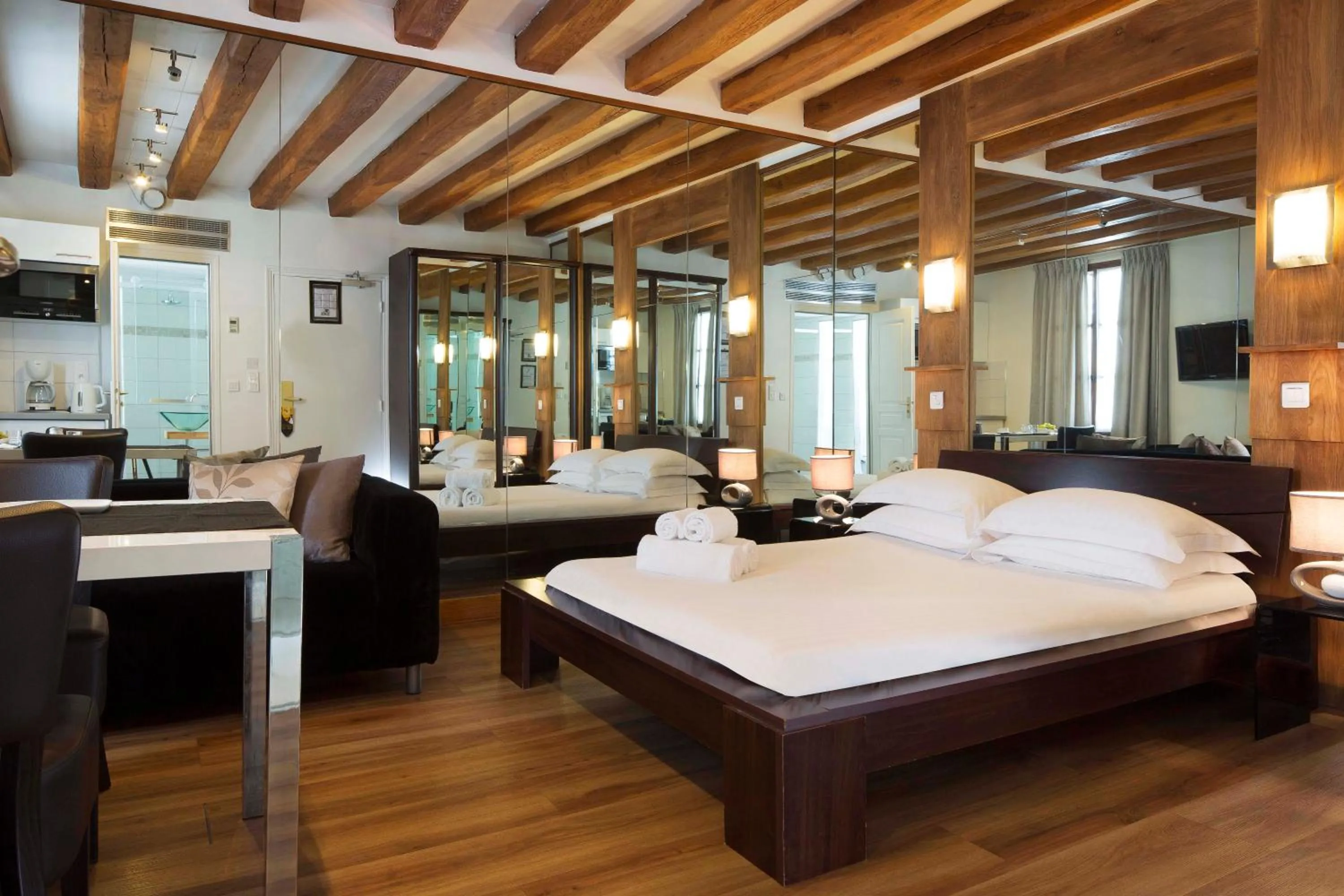 Living room, Bed in Résidence du Lion d'Or Louvre