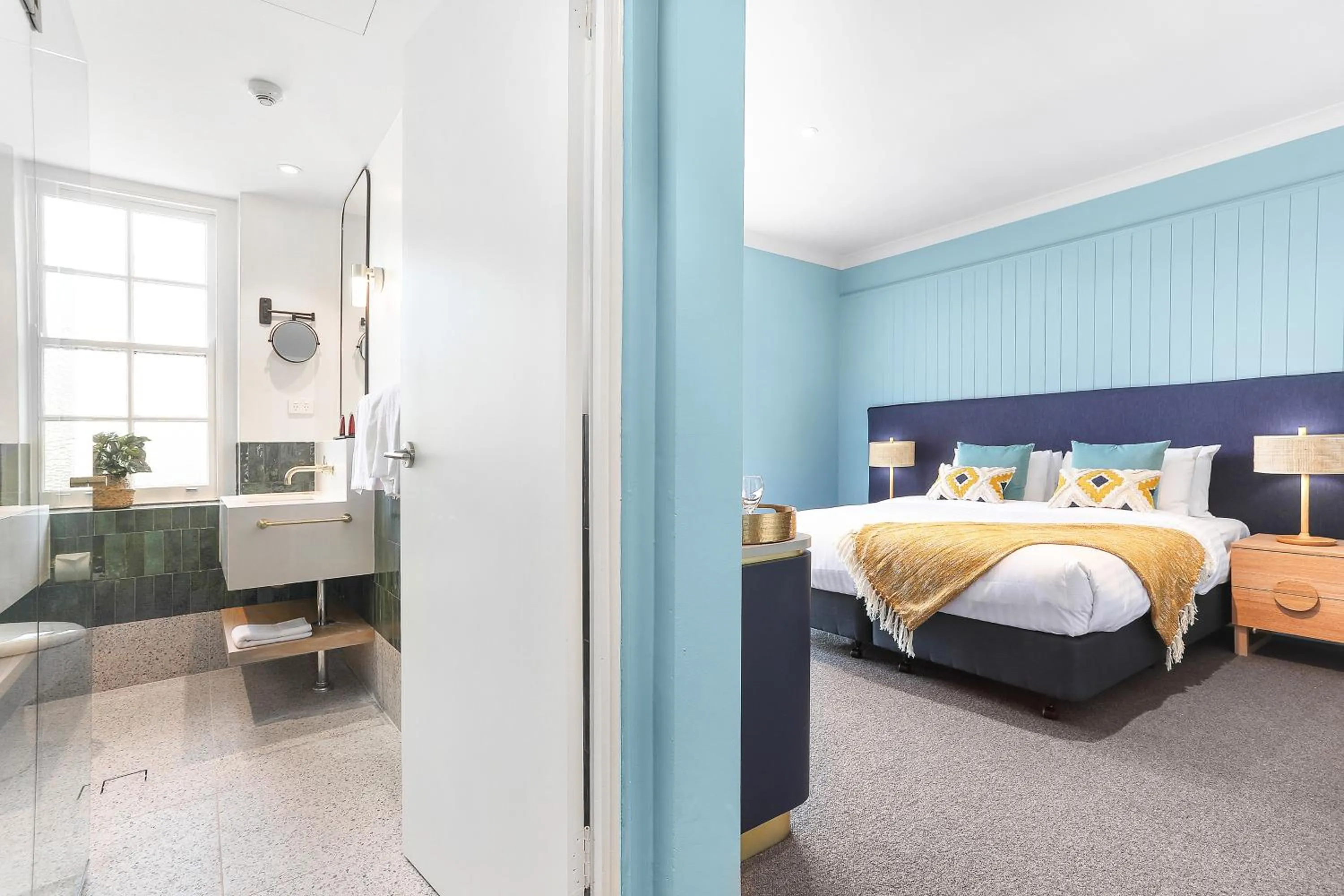 Photo of the whole room, Bed in Coogee Bay Hotel