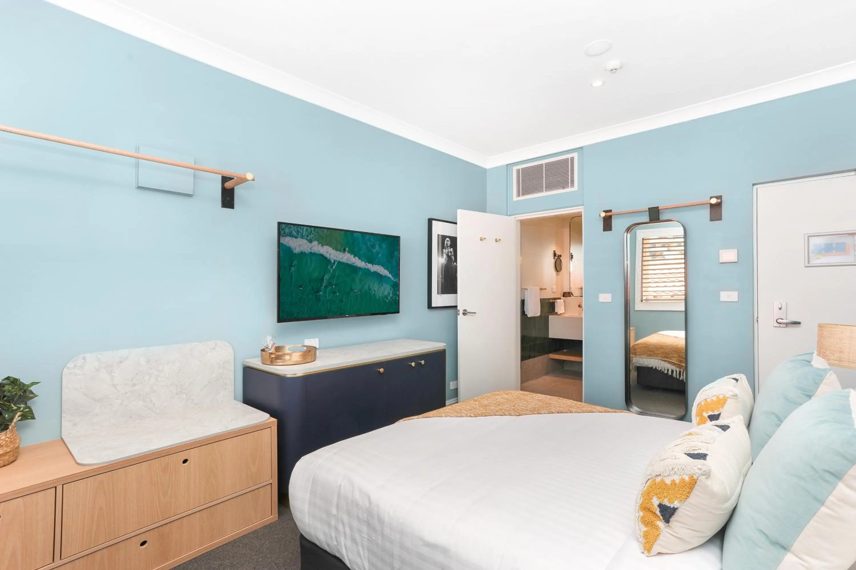 Bedroom, Bed in Coogee Bay Hotel