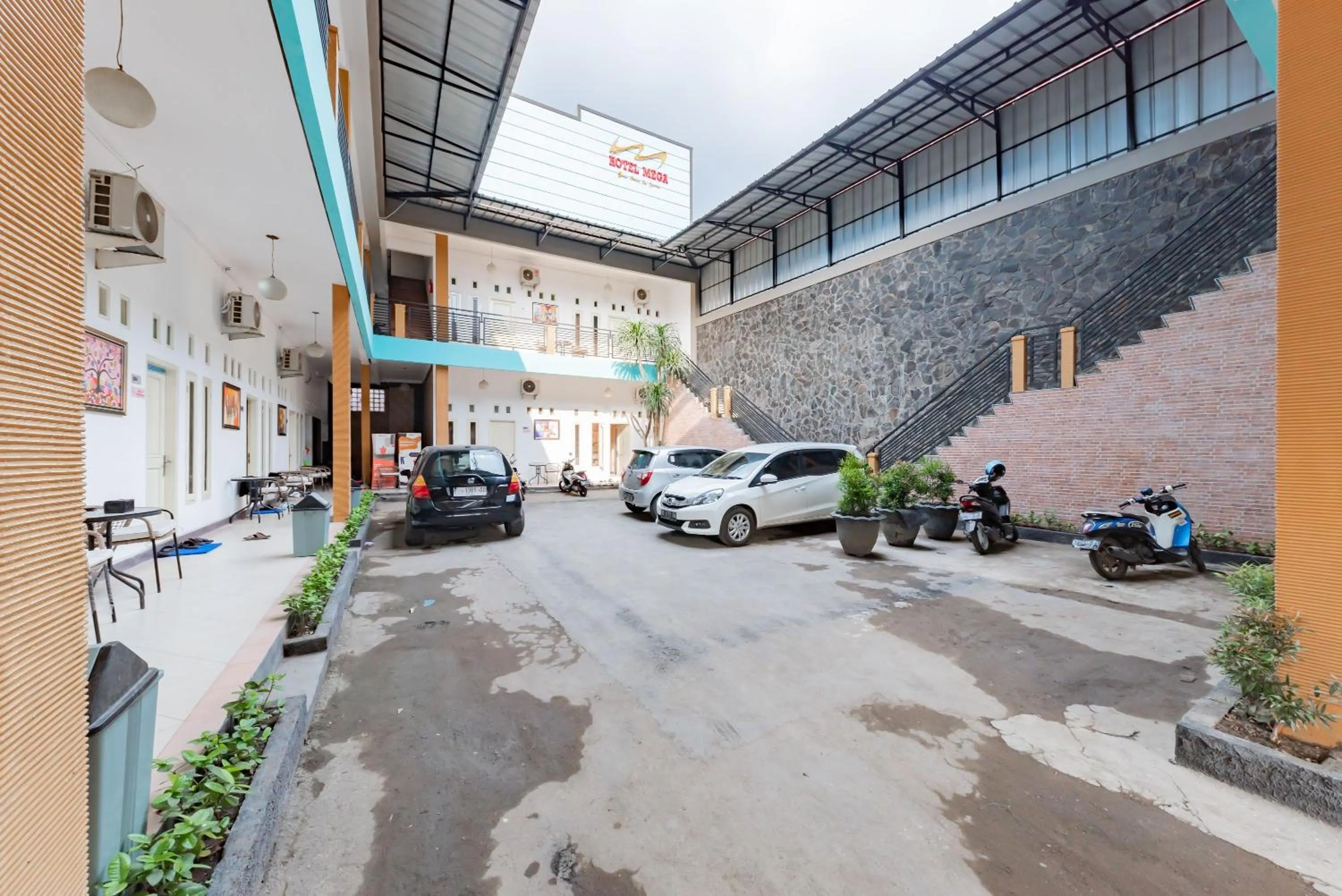 Property building in RedDoorz near Kejaksan Station Cirebon
