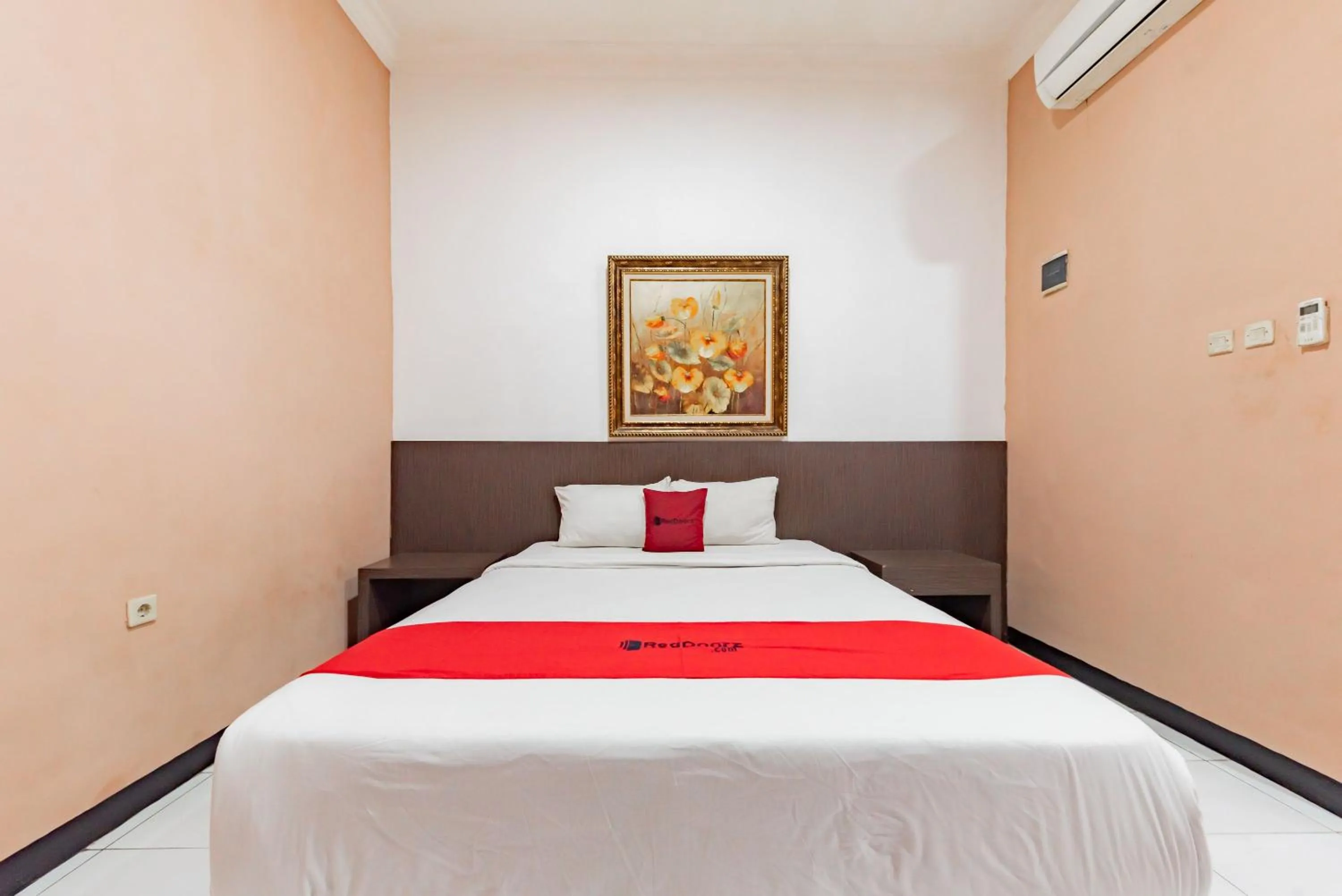 Bedroom, Bed in RedDoorz near Kejaksan Station Cirebon