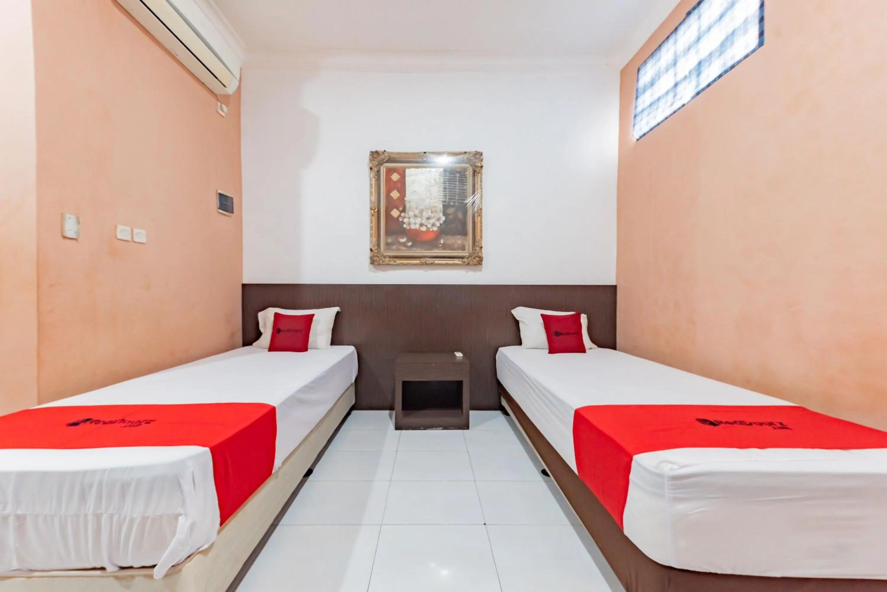 Bedroom, Bed in RedDoorz near Kejaksan Station Cirebon