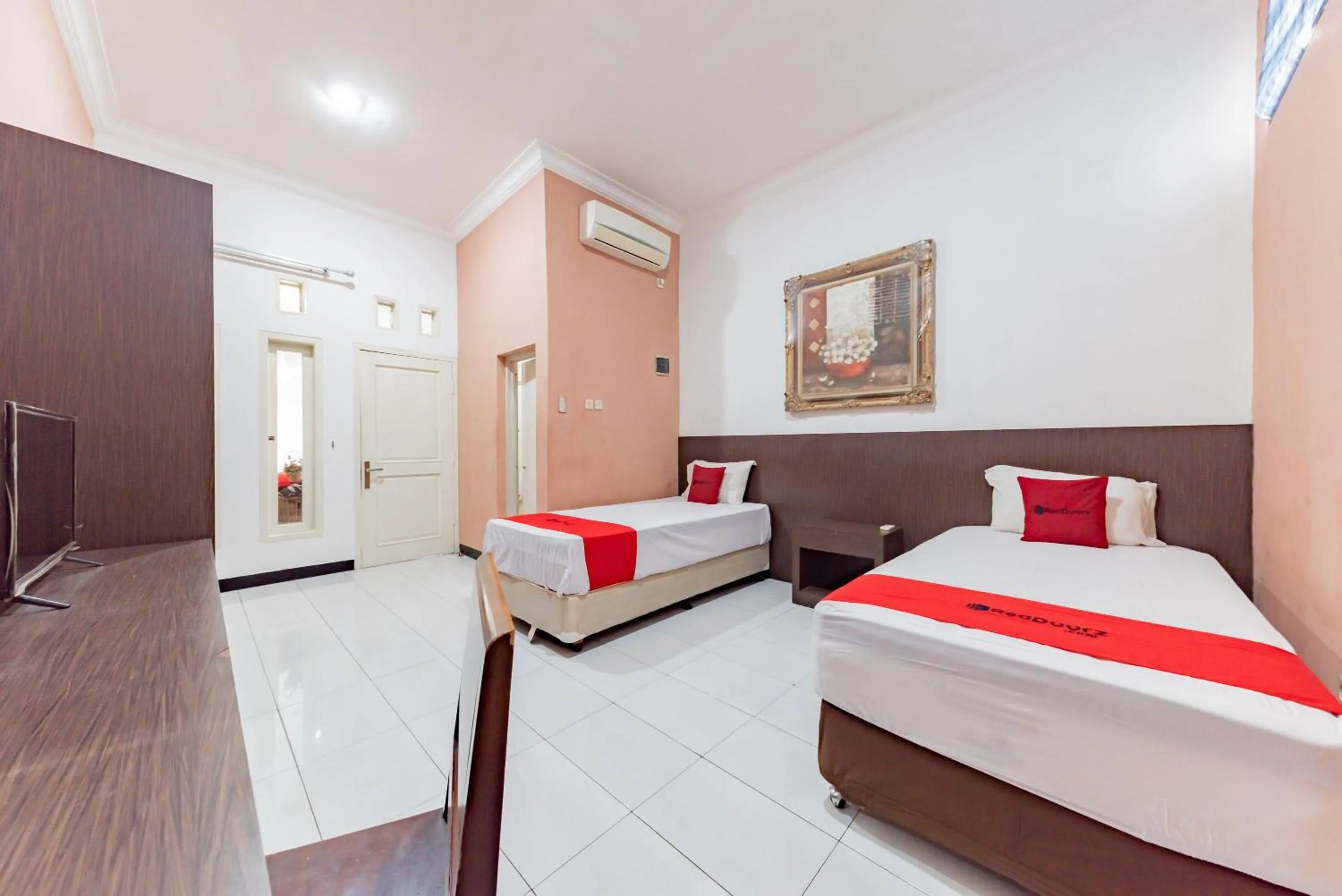 Bedroom, Bed in RedDoorz near Kejaksan Station Cirebon