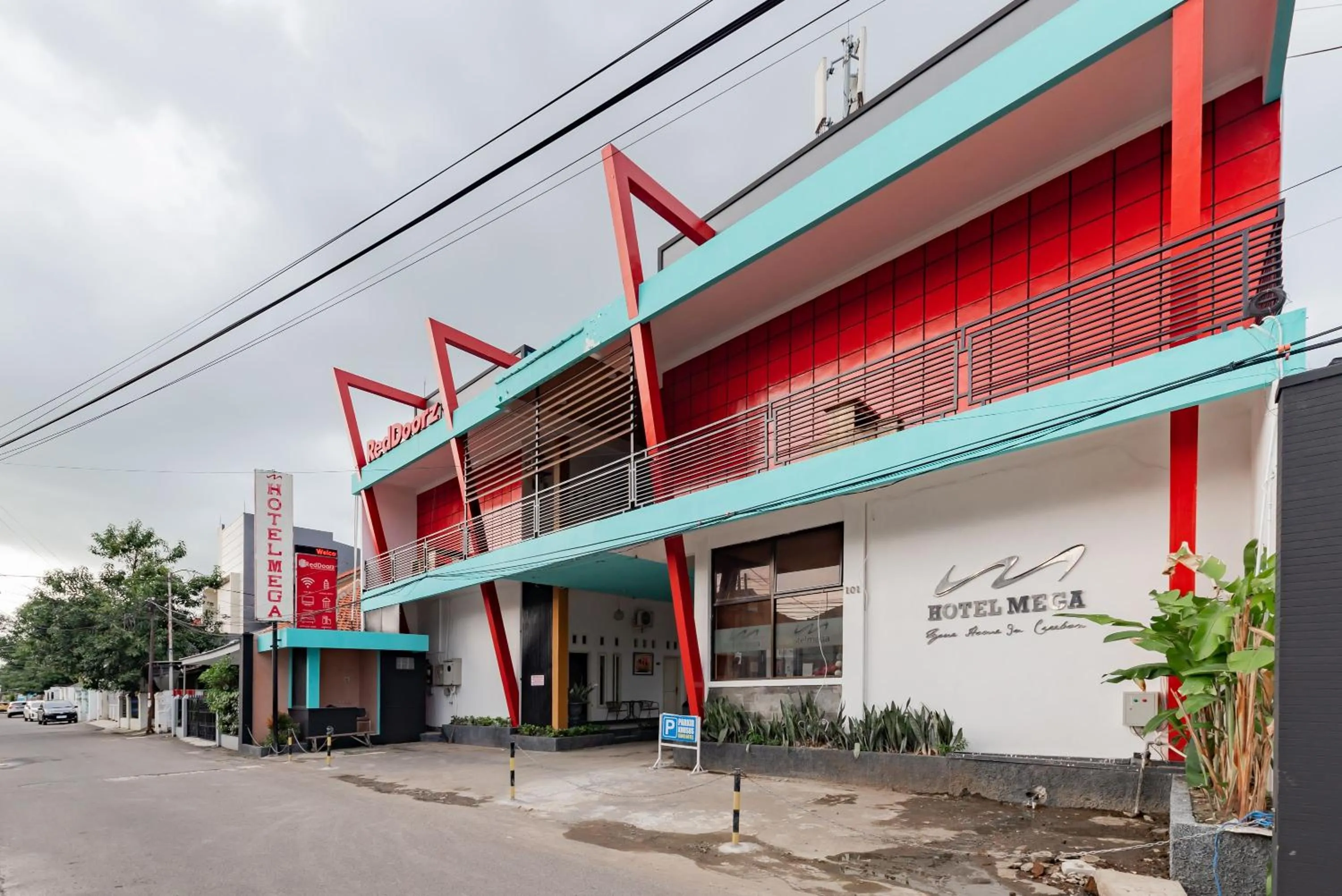 Property building in RedDoorz near Kejaksan Station Cirebon