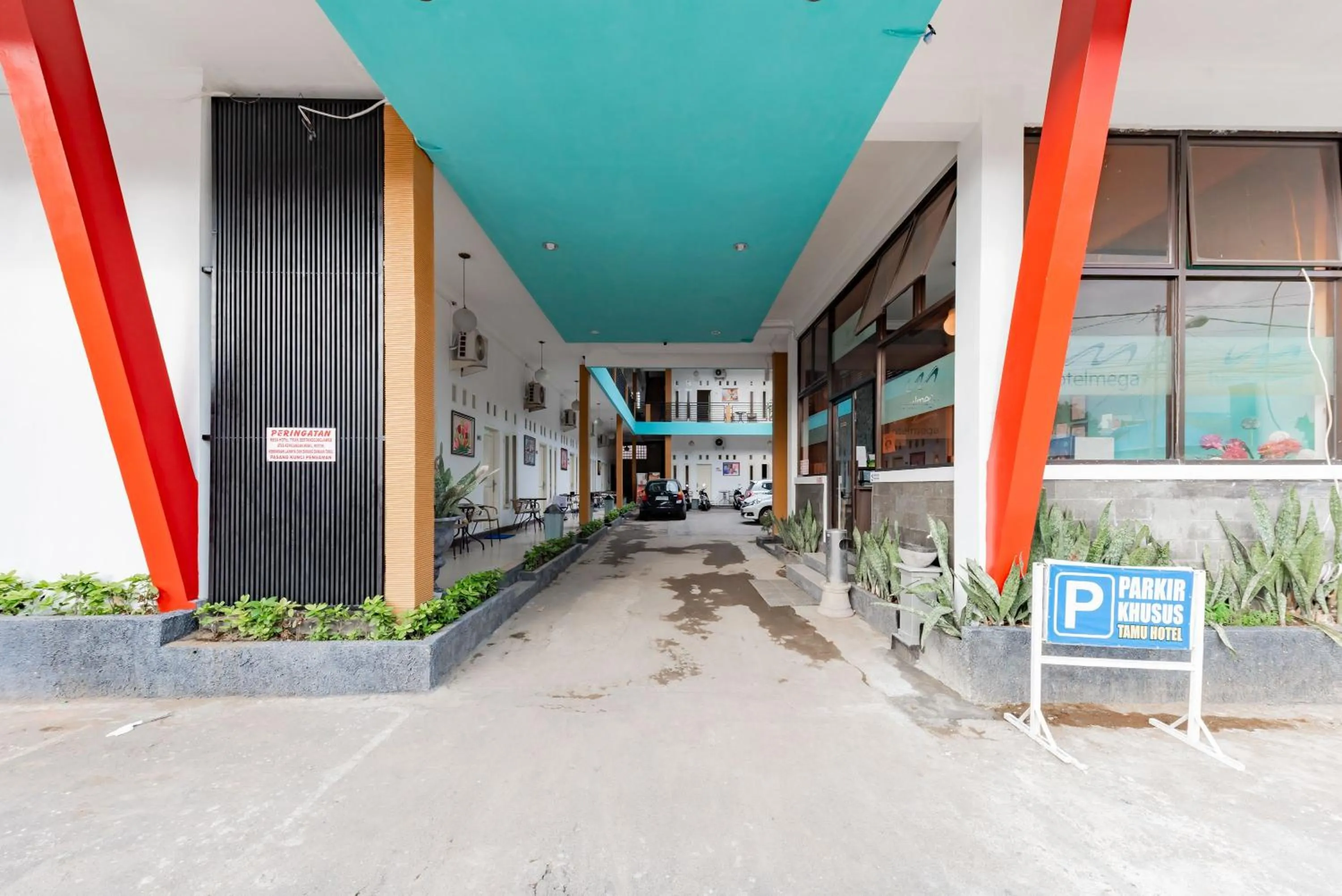 Property building in RedDoorz near Kejaksan Station Cirebon