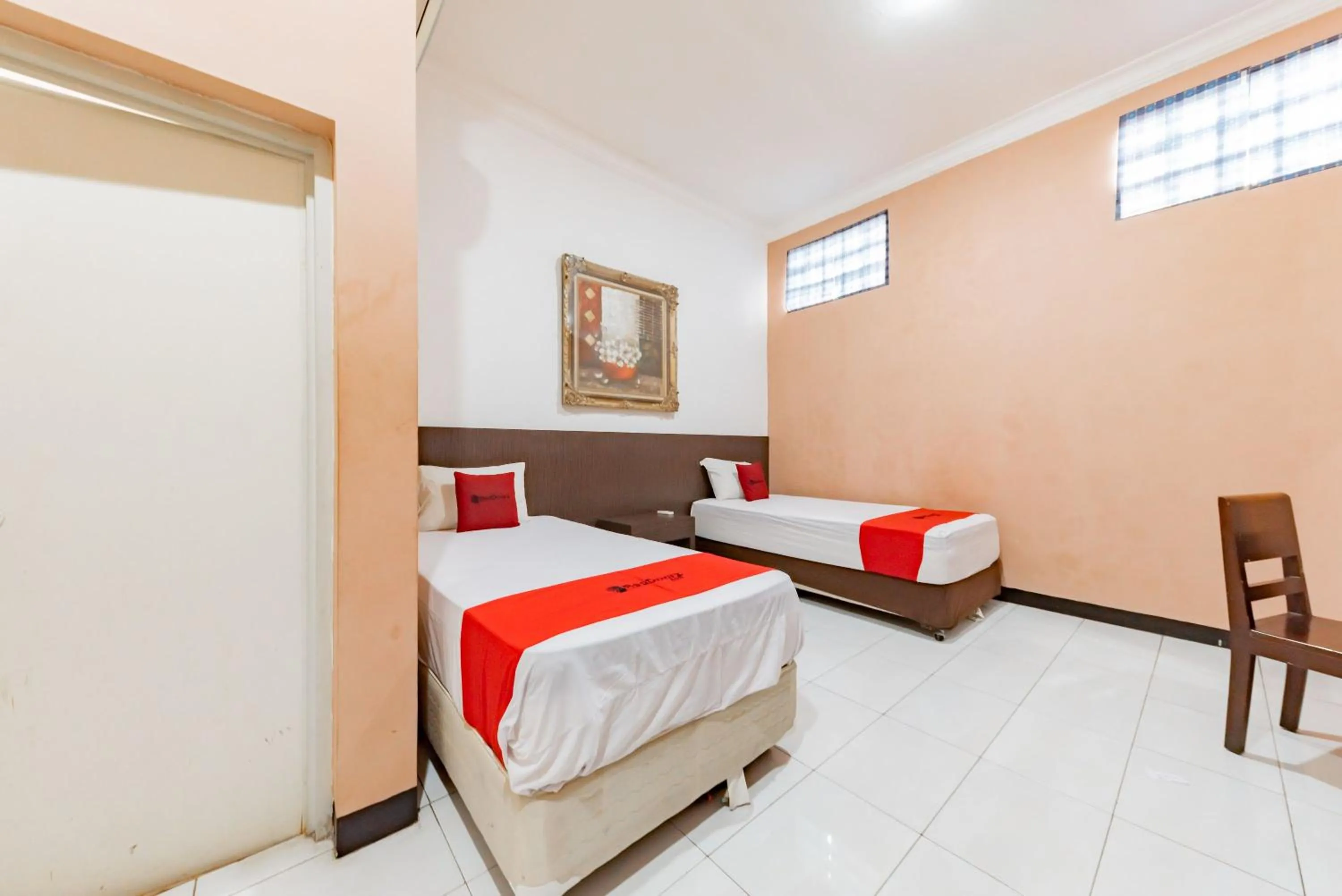 Bedroom, Bed in RedDoorz near Kejaksan Station Cirebon