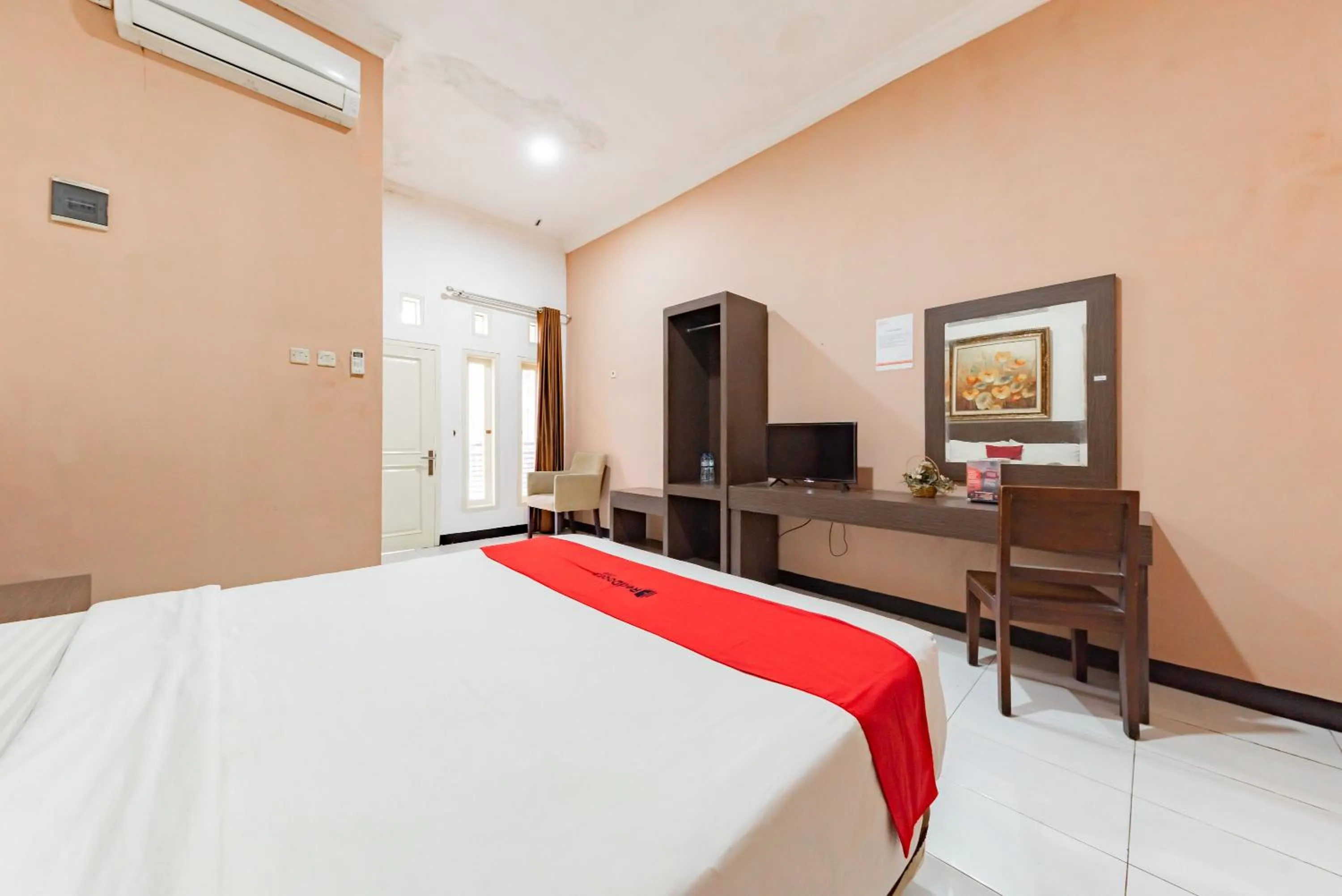 Bedroom, Bed in RedDoorz near Kejaksan Station Cirebon