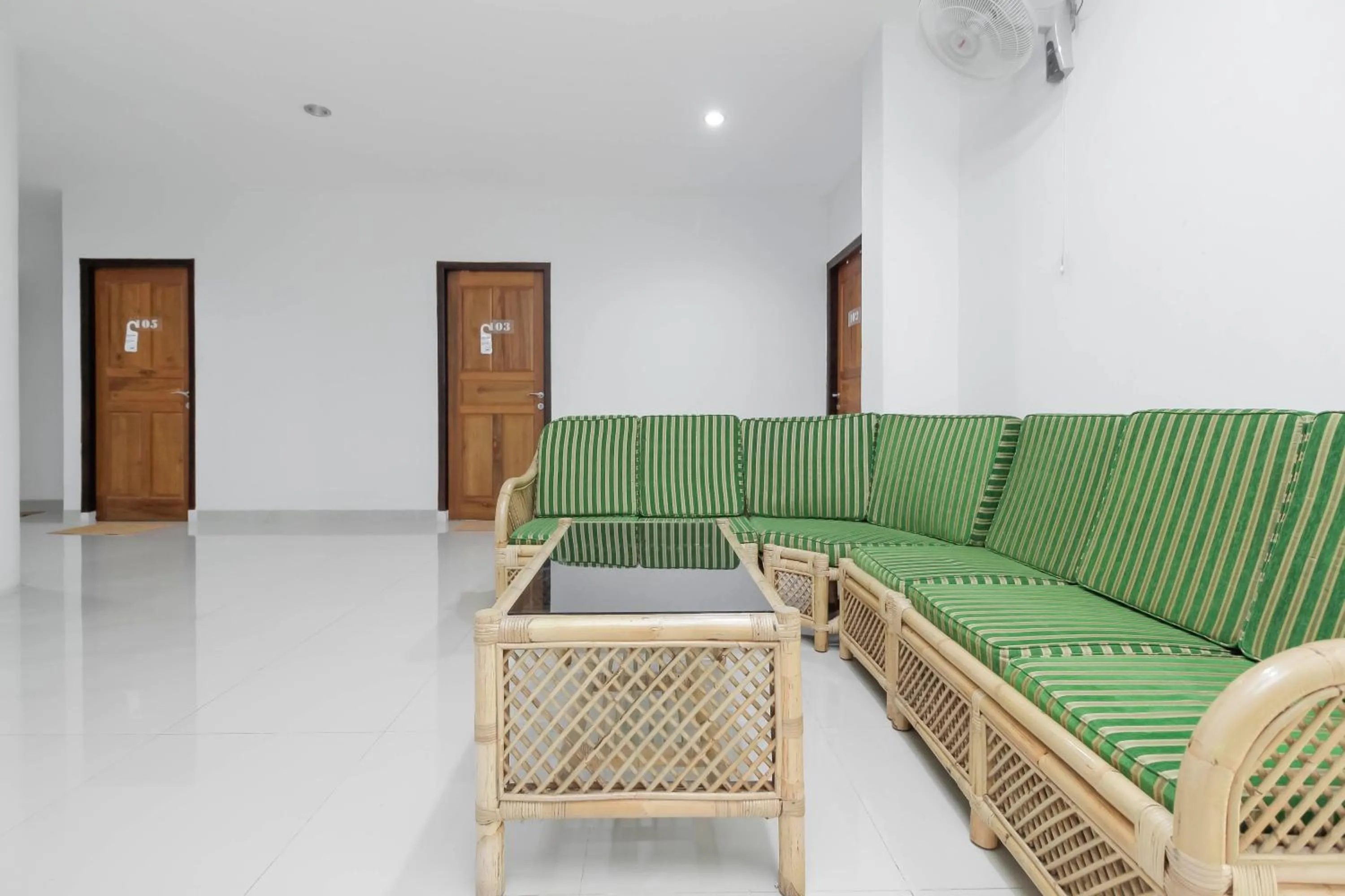 Seating area in RedDoorz near Siloam Hospital Palembang
