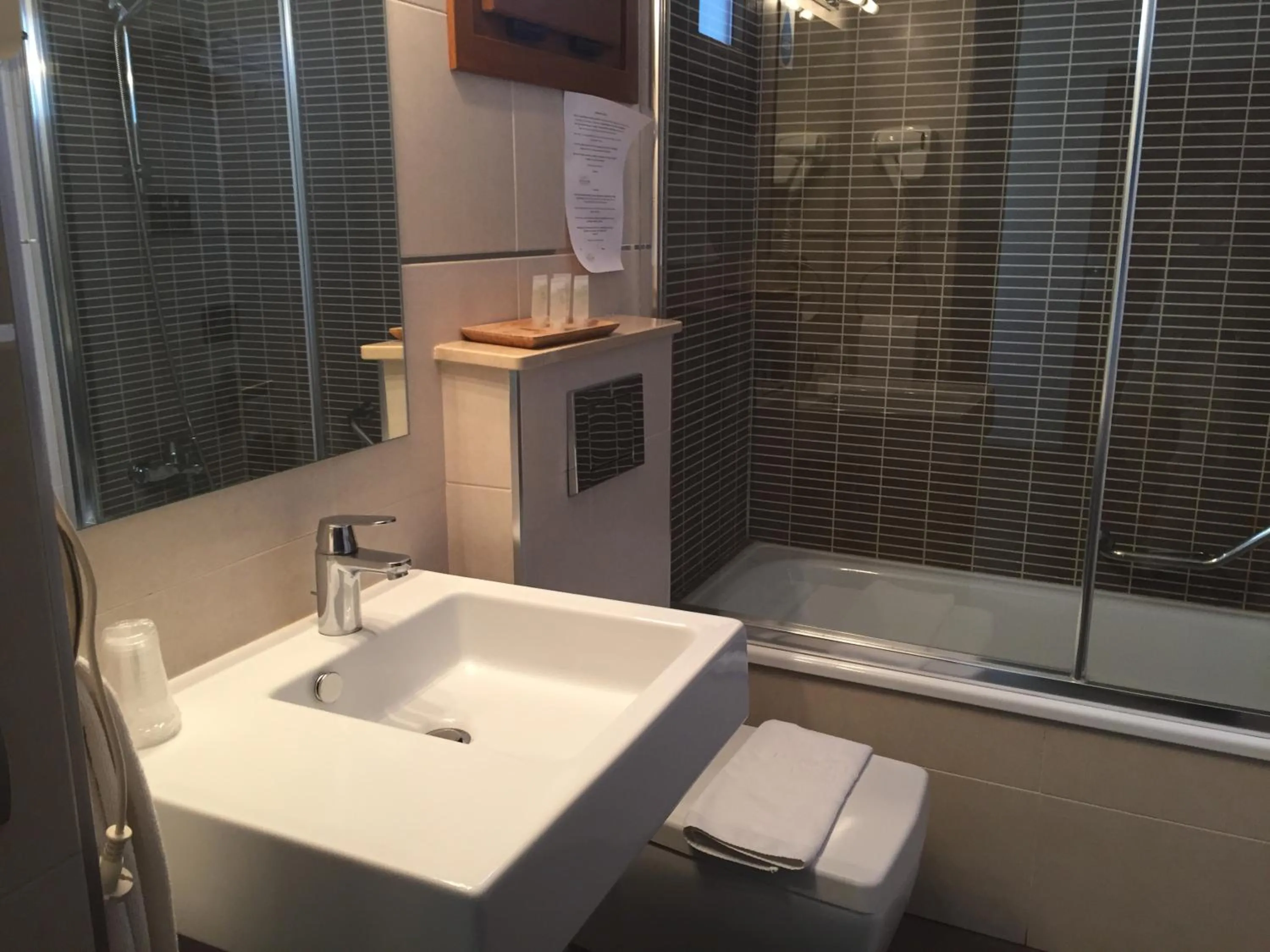 Shower in Hotel Restaurante El Corte